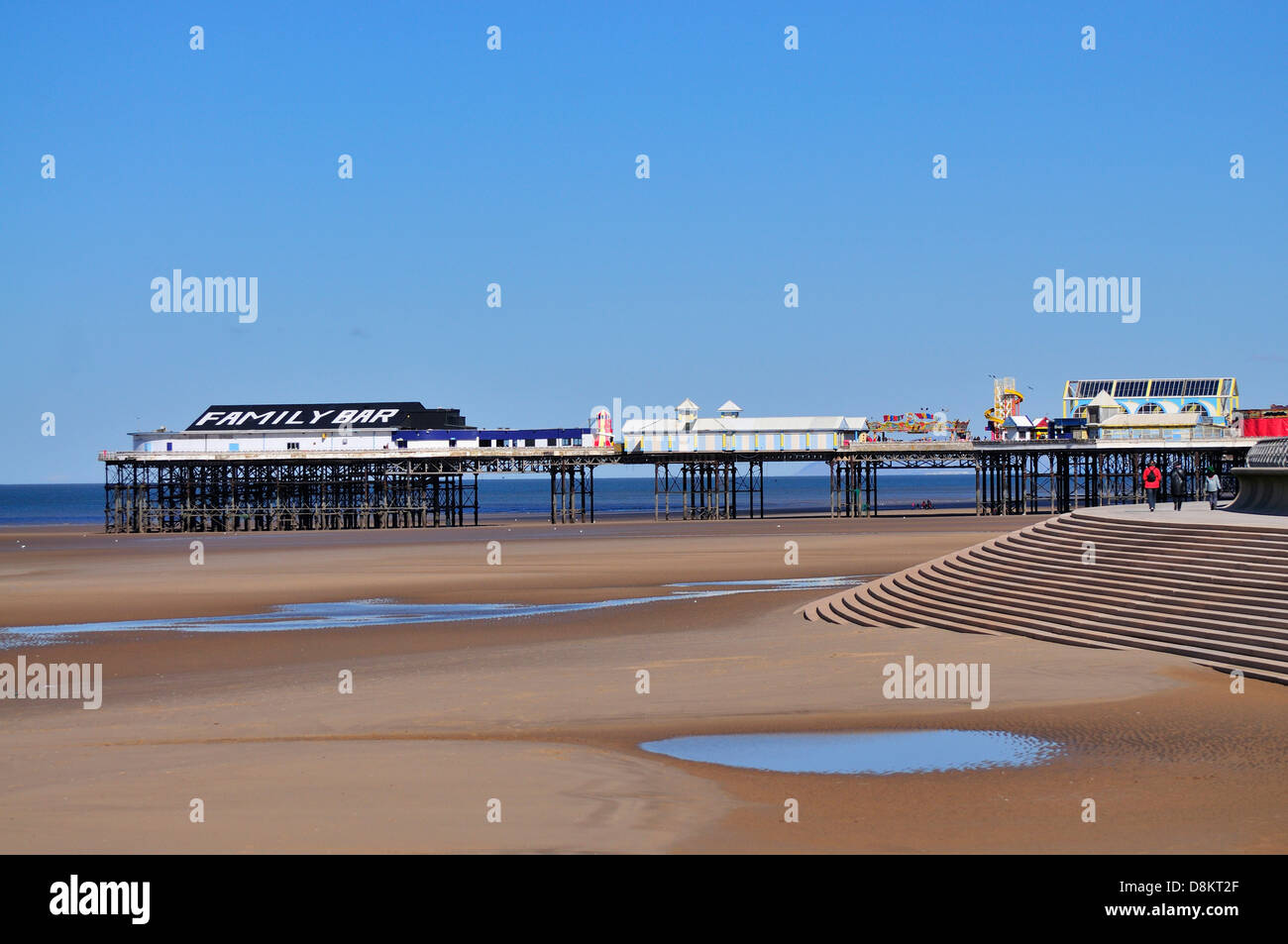 Blackpool Beach ,marea fuori ,Golden Mile di sabbia Foto Stock