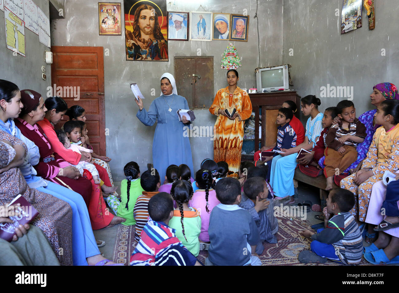 Egitto, educazione religiosa cristiana da una chiesa copta cattolica Nun (Sorella) in una casa privata in Alto Egitto Foto Stock