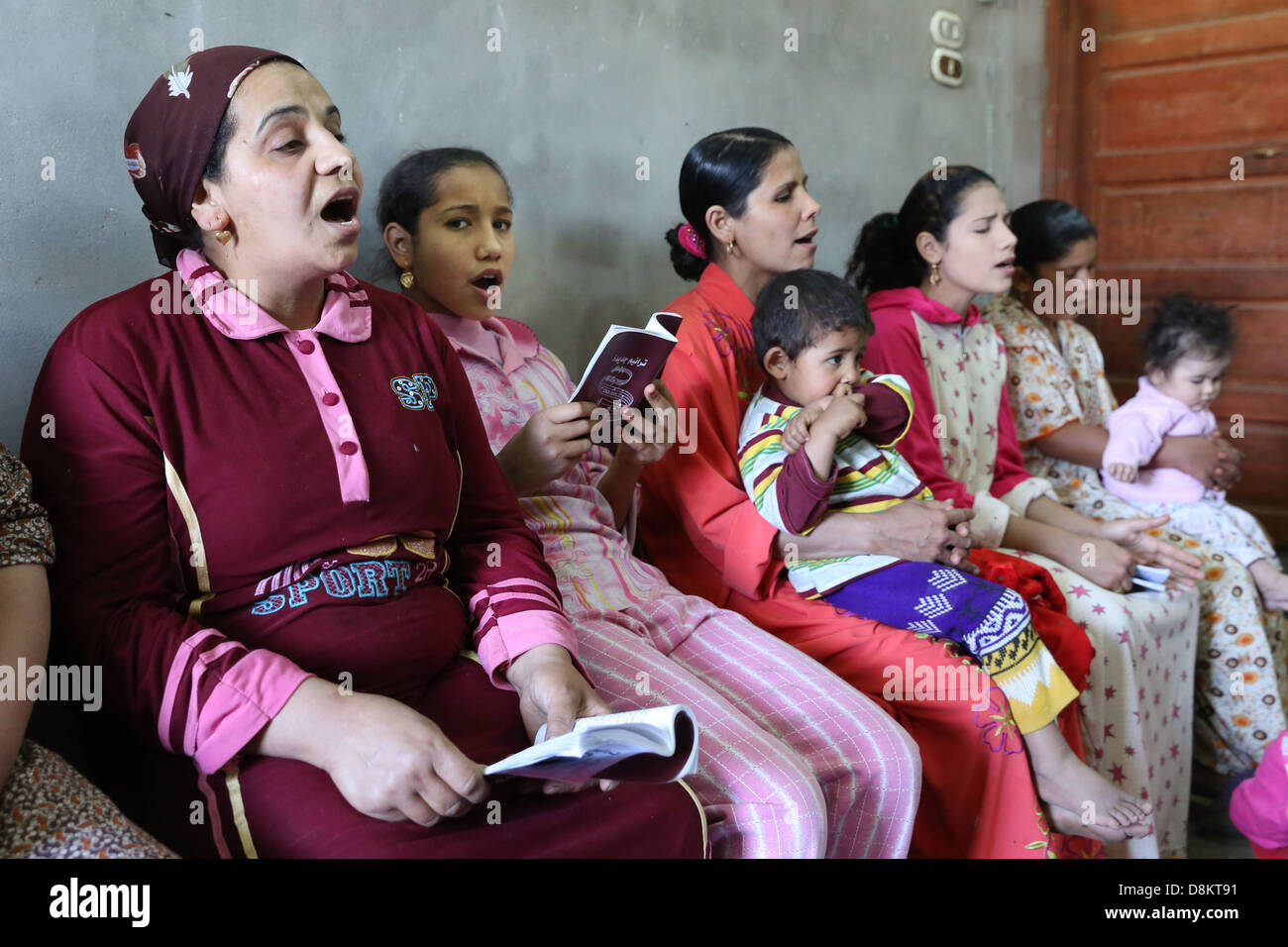 L'Egitto cristiano copto-educazione religiosa, gente che cantava canzoni cristiane in una casa privata in Alto Egitto Foto Stock