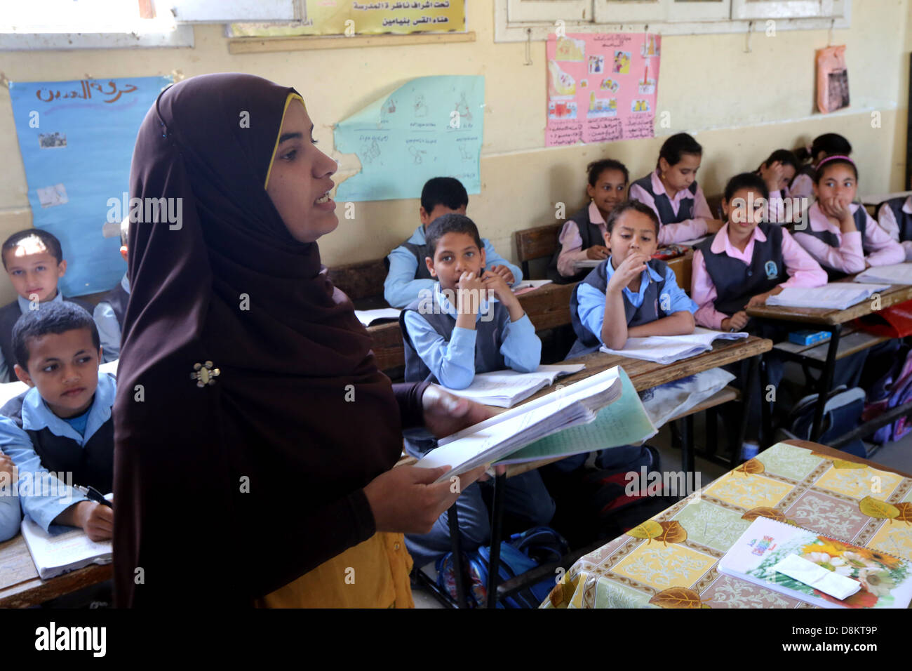 Femmina insegnante musulmano in una chiesa copta cattolica scolastici nella diocesi di Asyut, Alto Egitto Foto Stock