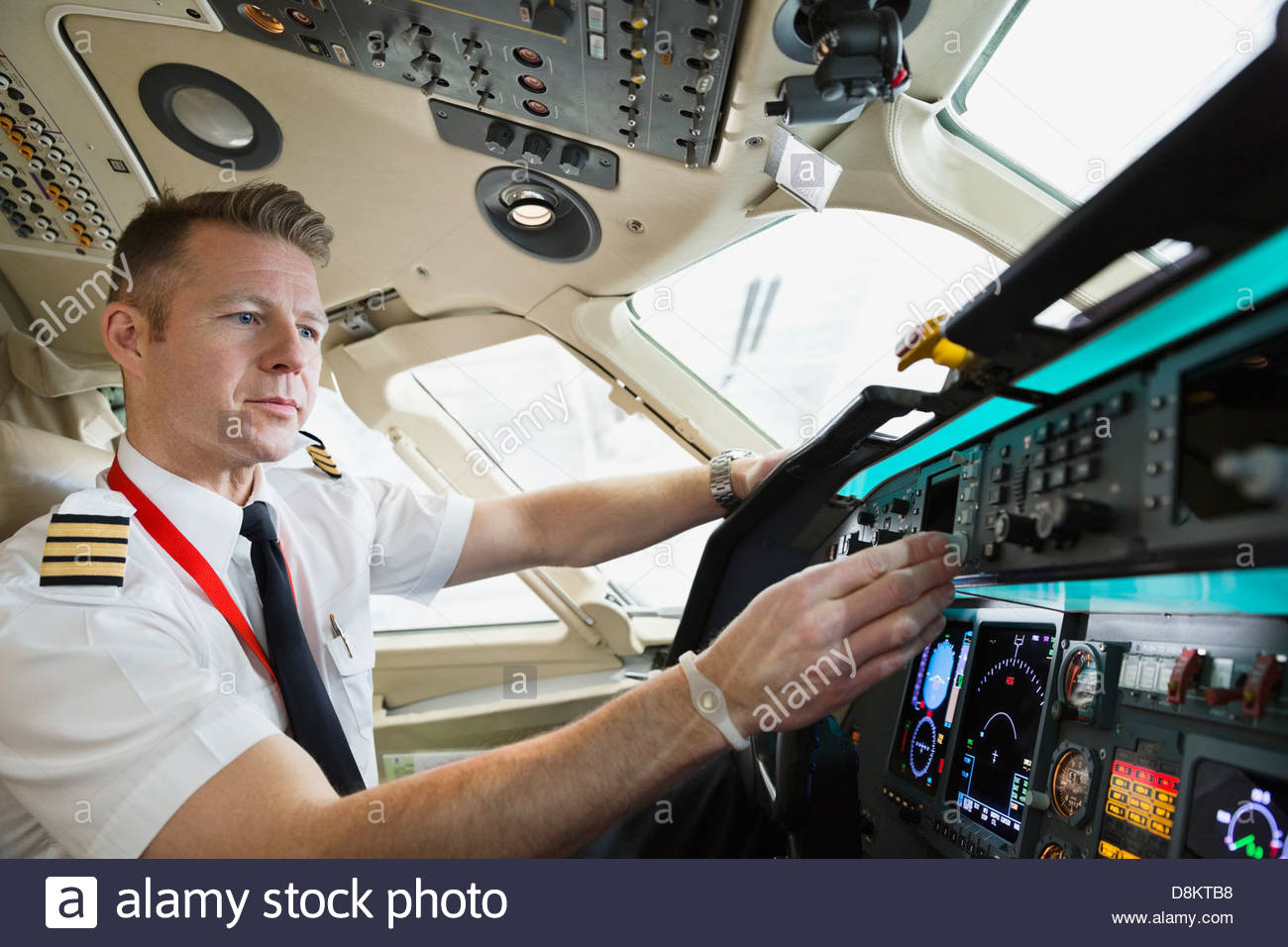 Maschio di controllo pilota sul pannello di comando nella cabina di pilotaggio aereo Foto Stock