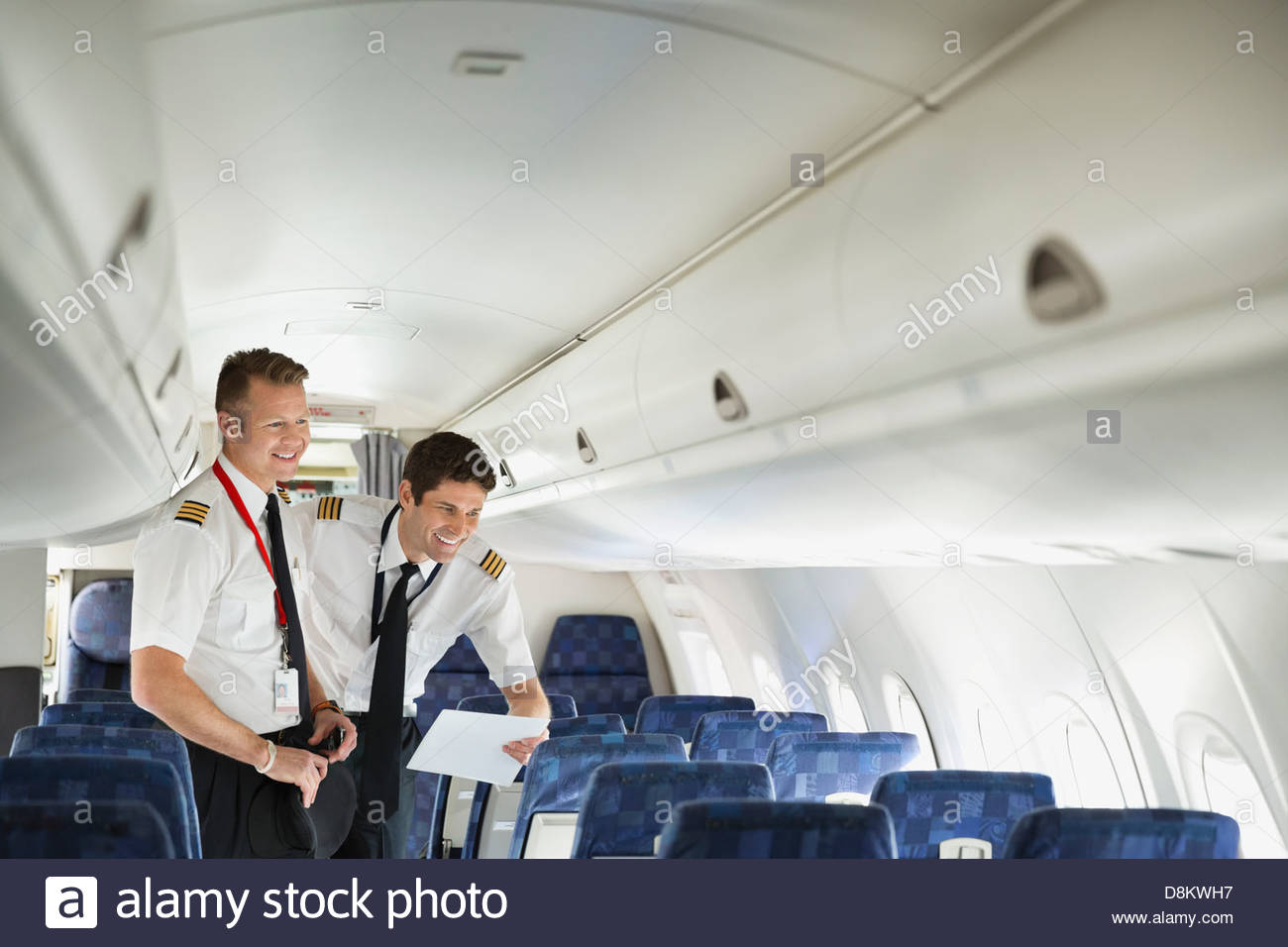Maschio di pilota e copilota a guardare fuori dalla finestra in cabina di aeroplano Foto Stock