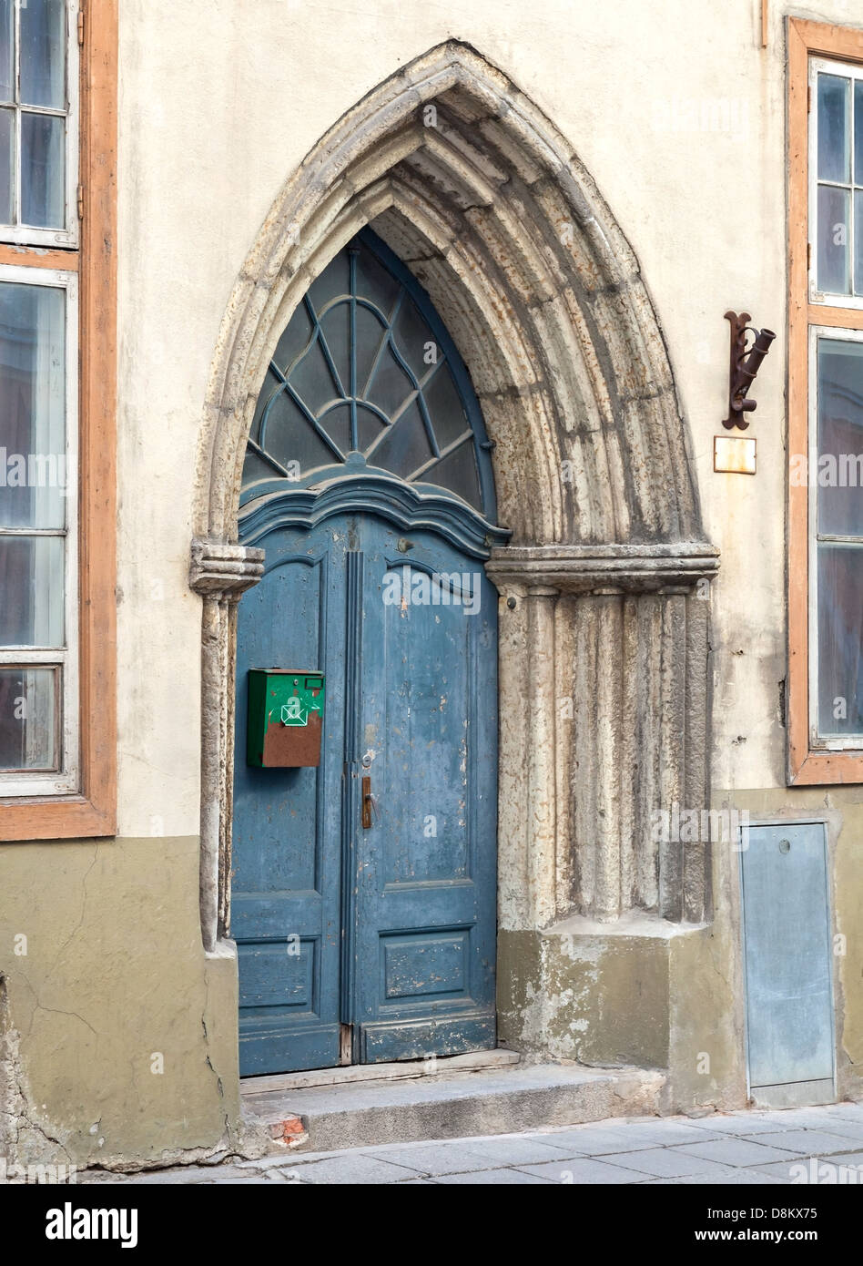 Gotico blu porta di legno nella città vecchia di Tallinn, Estonia Foto Stock