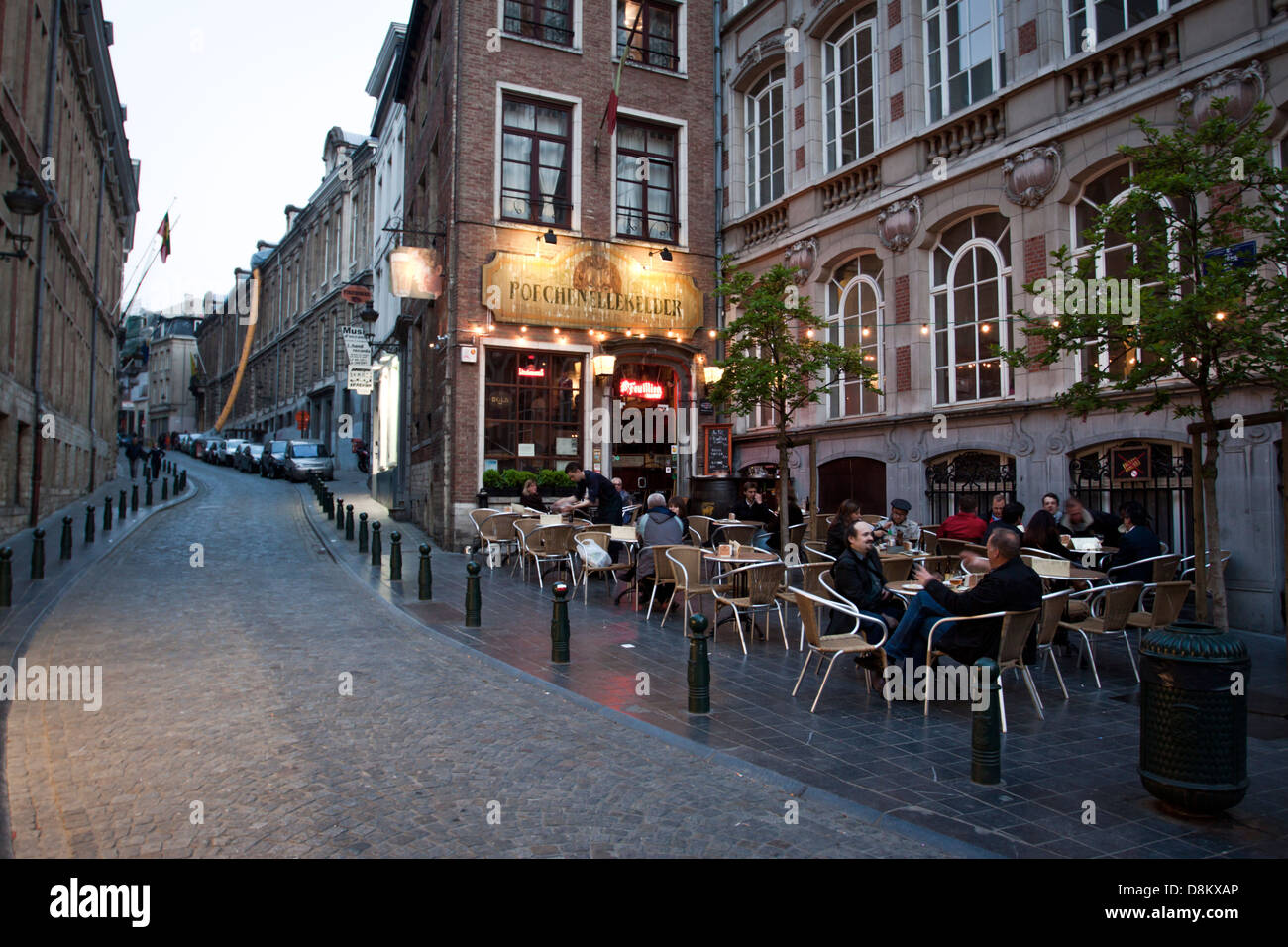 Persone fuori pub bere e socializzare. Bruxelles, Belgio Foto Stock