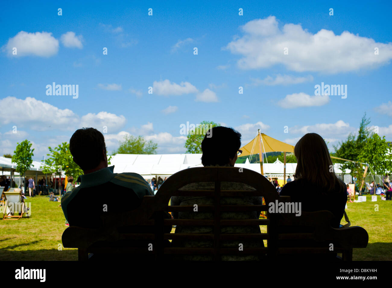 Tre persone si sedette sul banco a Hay Festival 2013 Hay-on-Wye Powys Galles Cymru REGNO UNITO Foto Stock