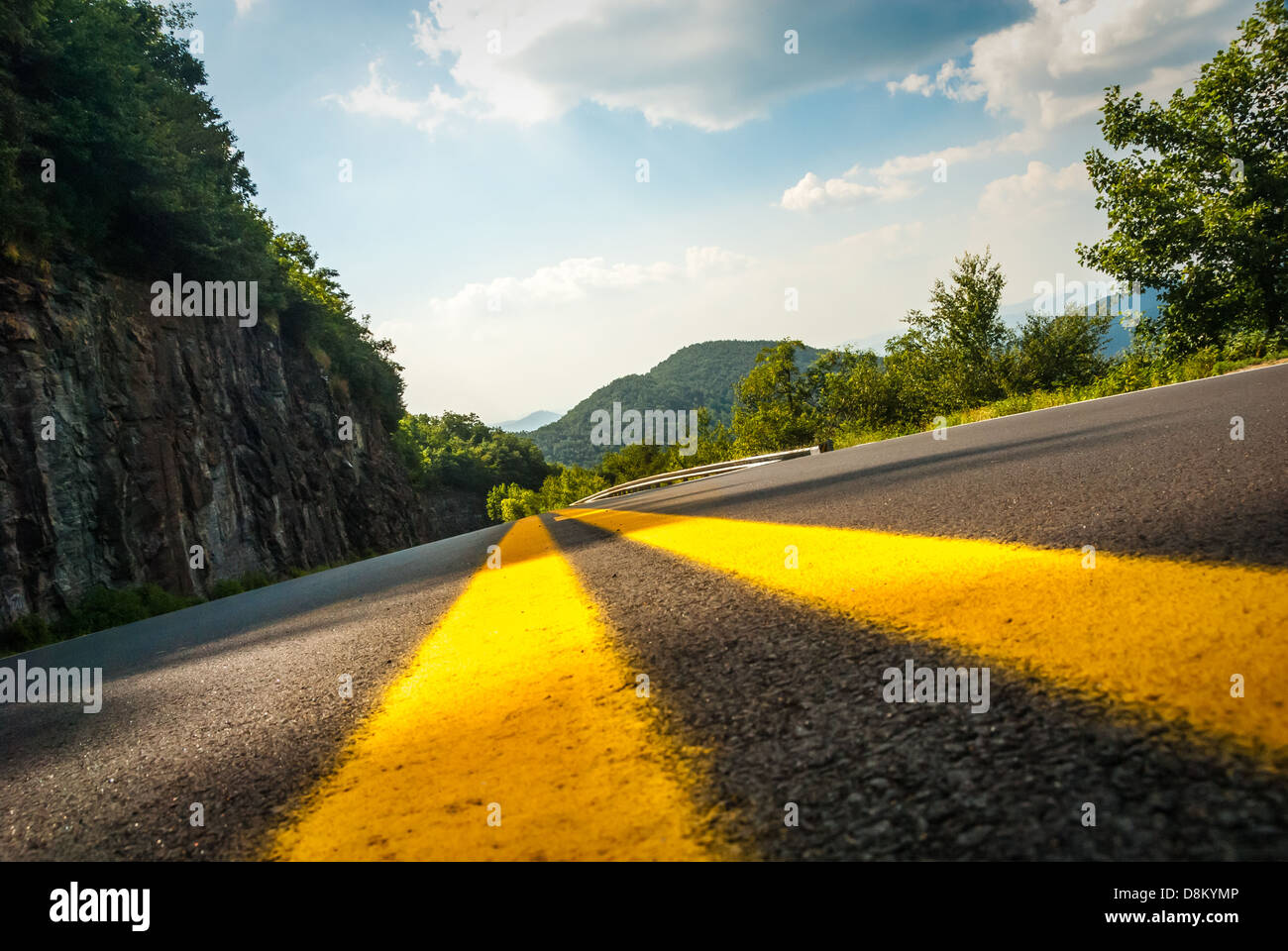 Bassa vista prospettica del Richard B. Russell Scenic autostrada nel nord della Georgia montagne tra Blairsville e Helen. Stati Uniti d'America. Foto Stock