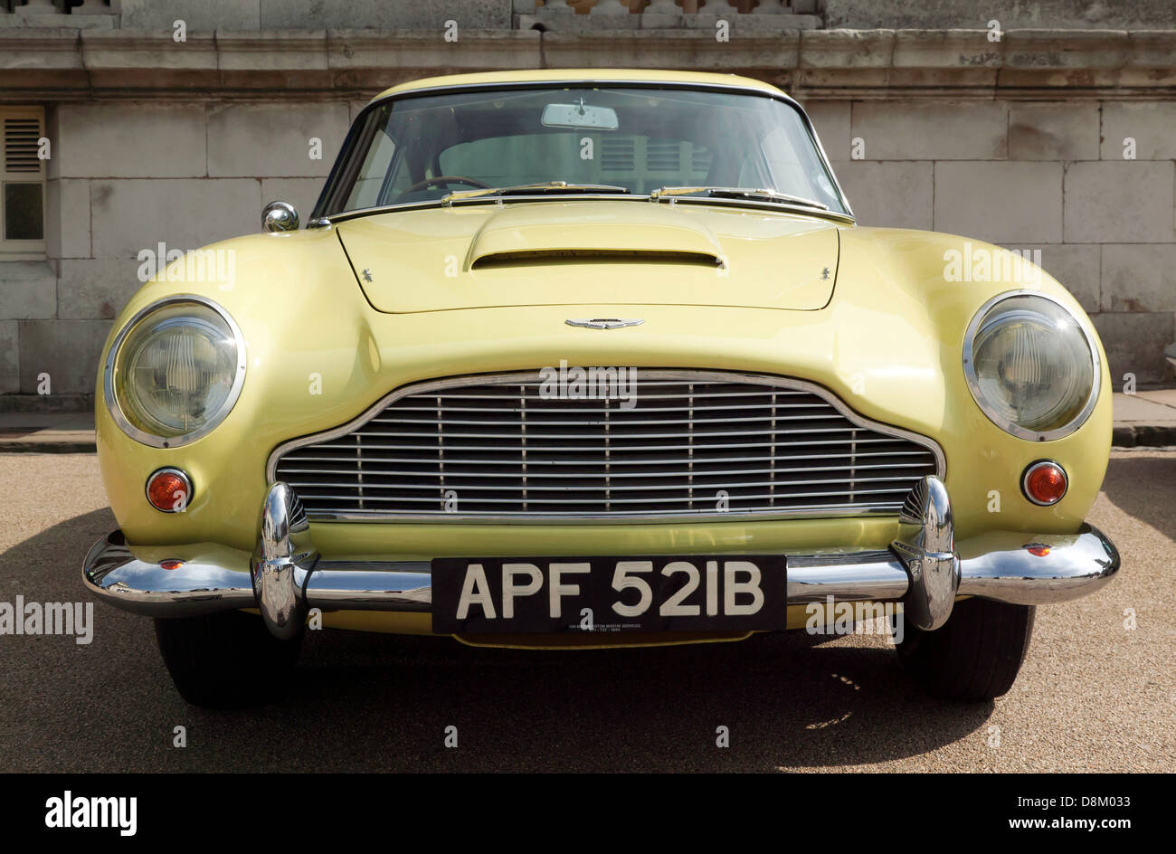 Vista frontale di un Classic Yellow, 1964, Aston Martin DB5 in mostra al Vecchio Royal Naval College, Greenwich. Foto Stock
