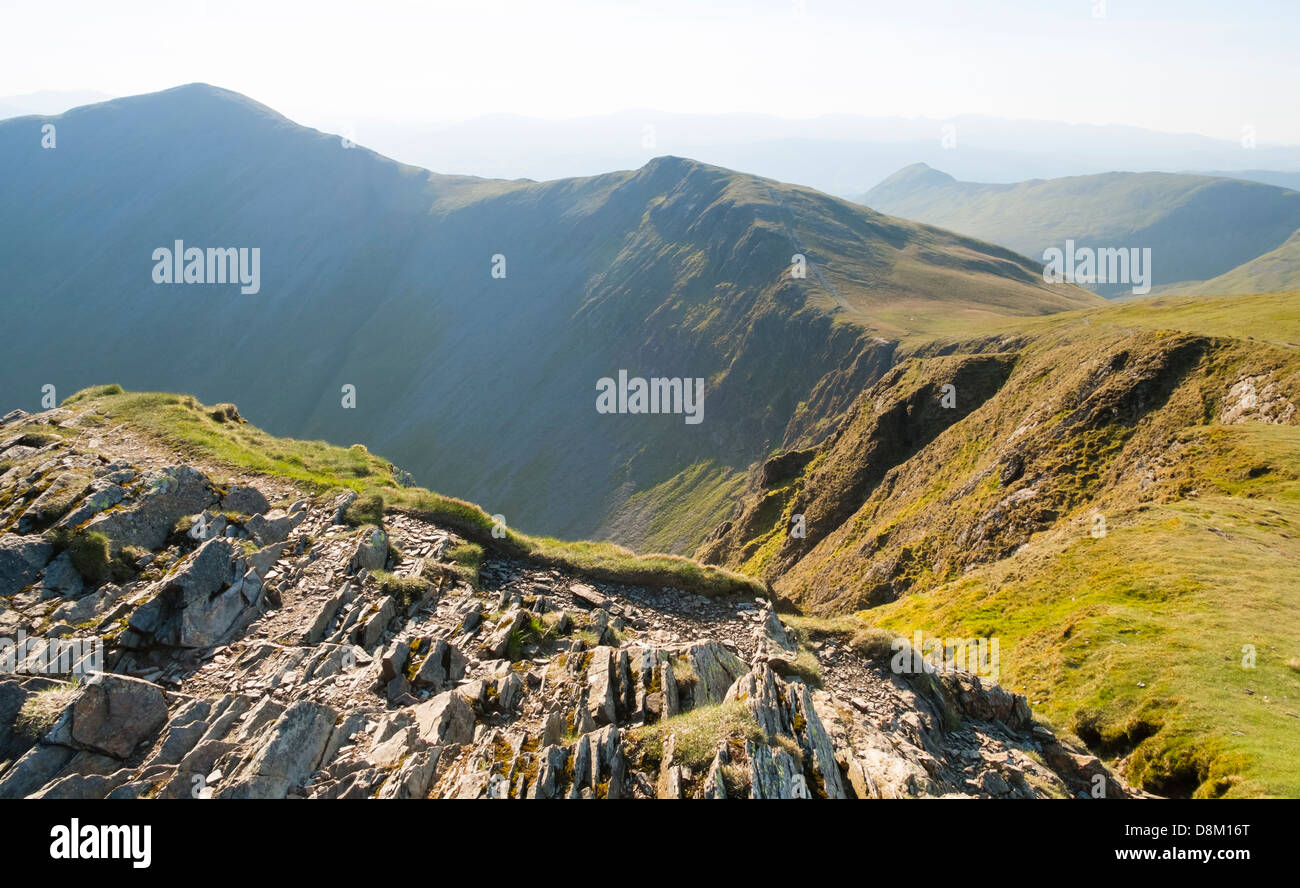 Guardando verso Grisedale Pike & Hobcarton dal vertice della testa Hopegill presso sunrise nel distretto del Lago Foto Stock