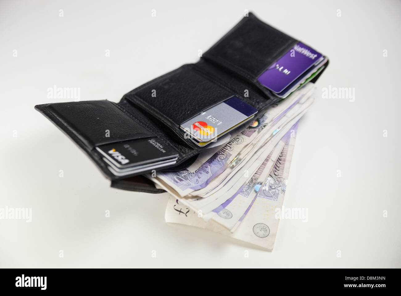 Il portafoglio è pieno di venti pound note su sfondo bianco Foto Stock