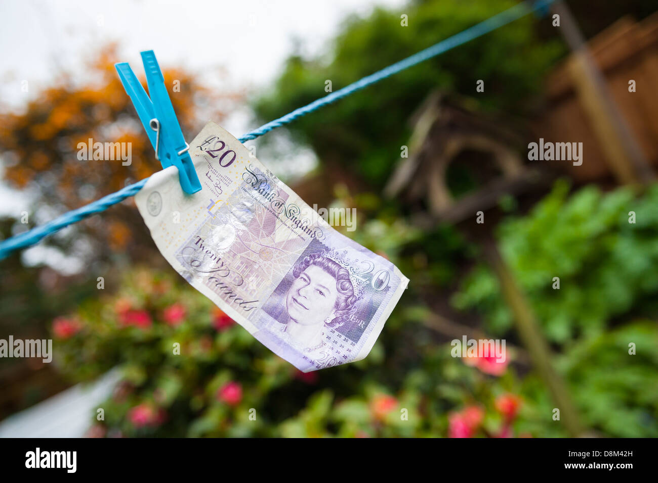 Una ventina di pound nota appeso a un linea di panni Foto Stock