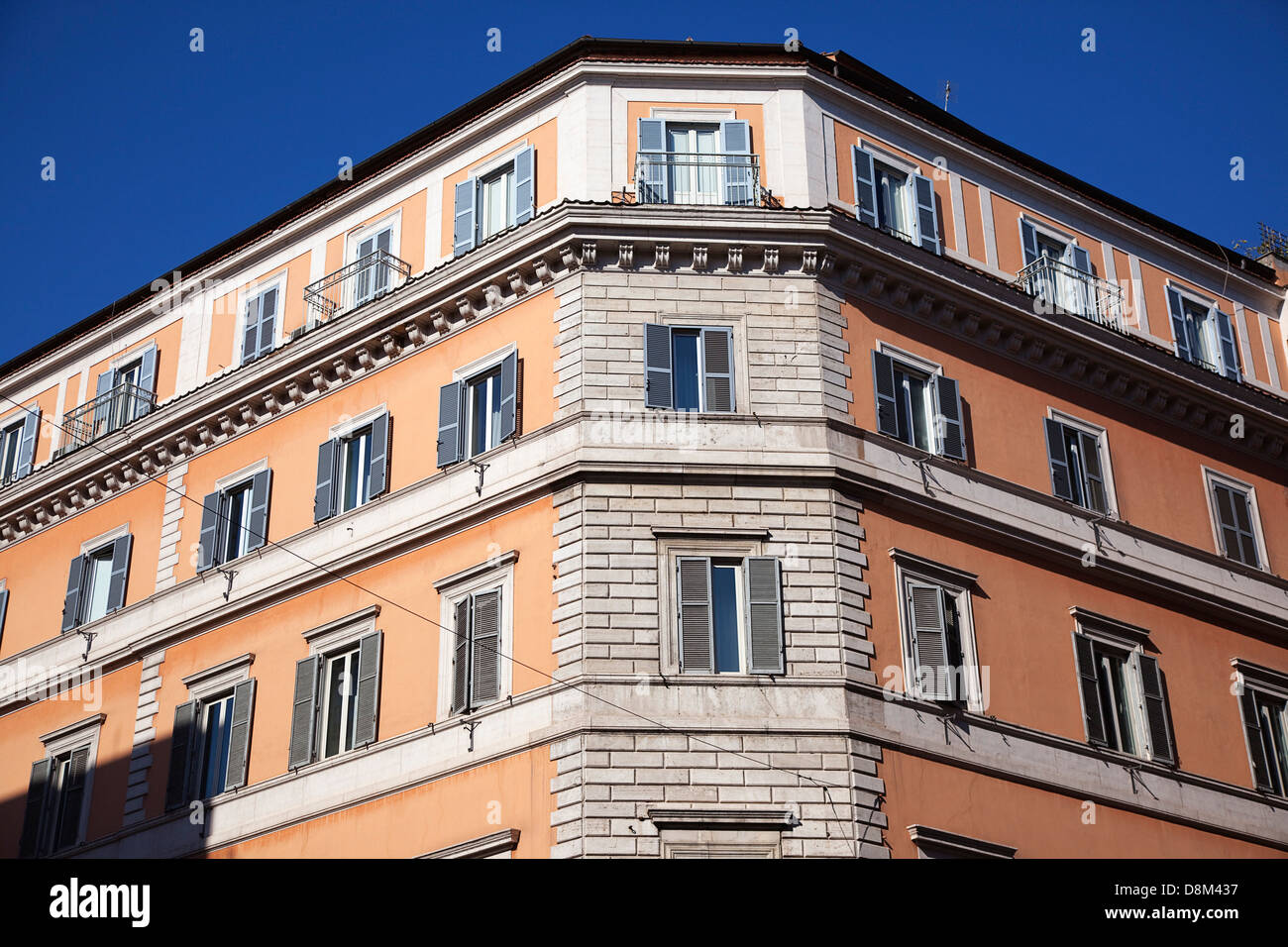 Italia Lazio Roma, Architettura tipica con finestre con persiane. Foto Stock