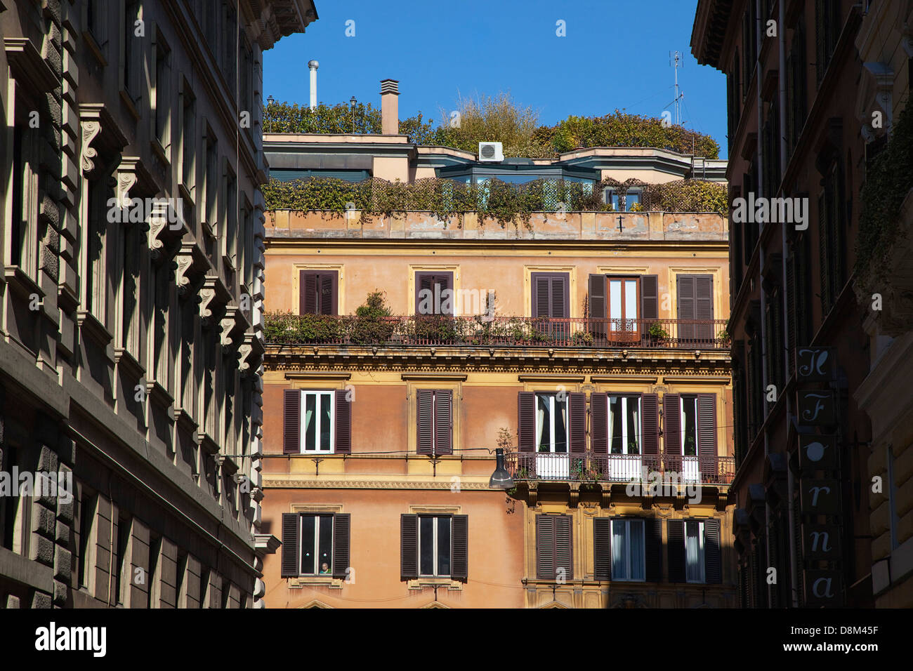 Italia Lazio Roma, Architettura tipica con finestre con persiane. Foto Stock