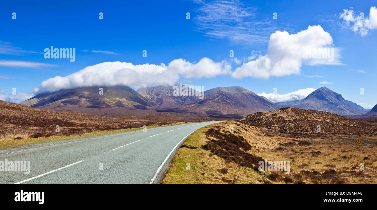 Strada vuota con vista dei Cuillins dalla A883 verso Sligachan Isola di Skye Scozia UK GB Europa Foto Stock