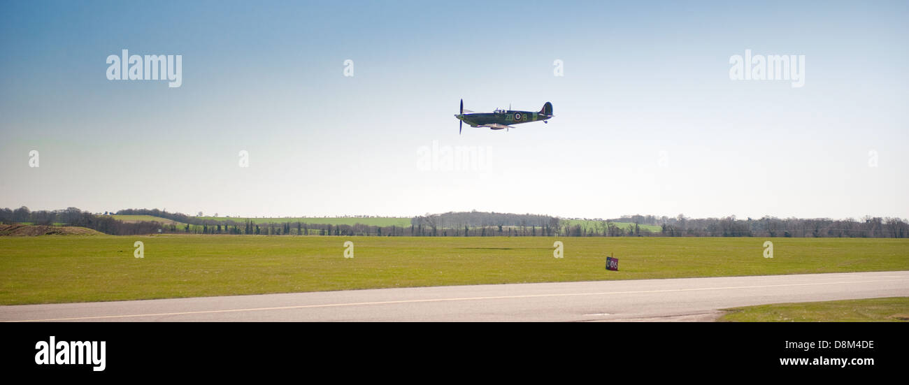 Un Supermarine Spitfire sorvolano Duxford Aerodrome,Cambridgeshire. Foto Stock