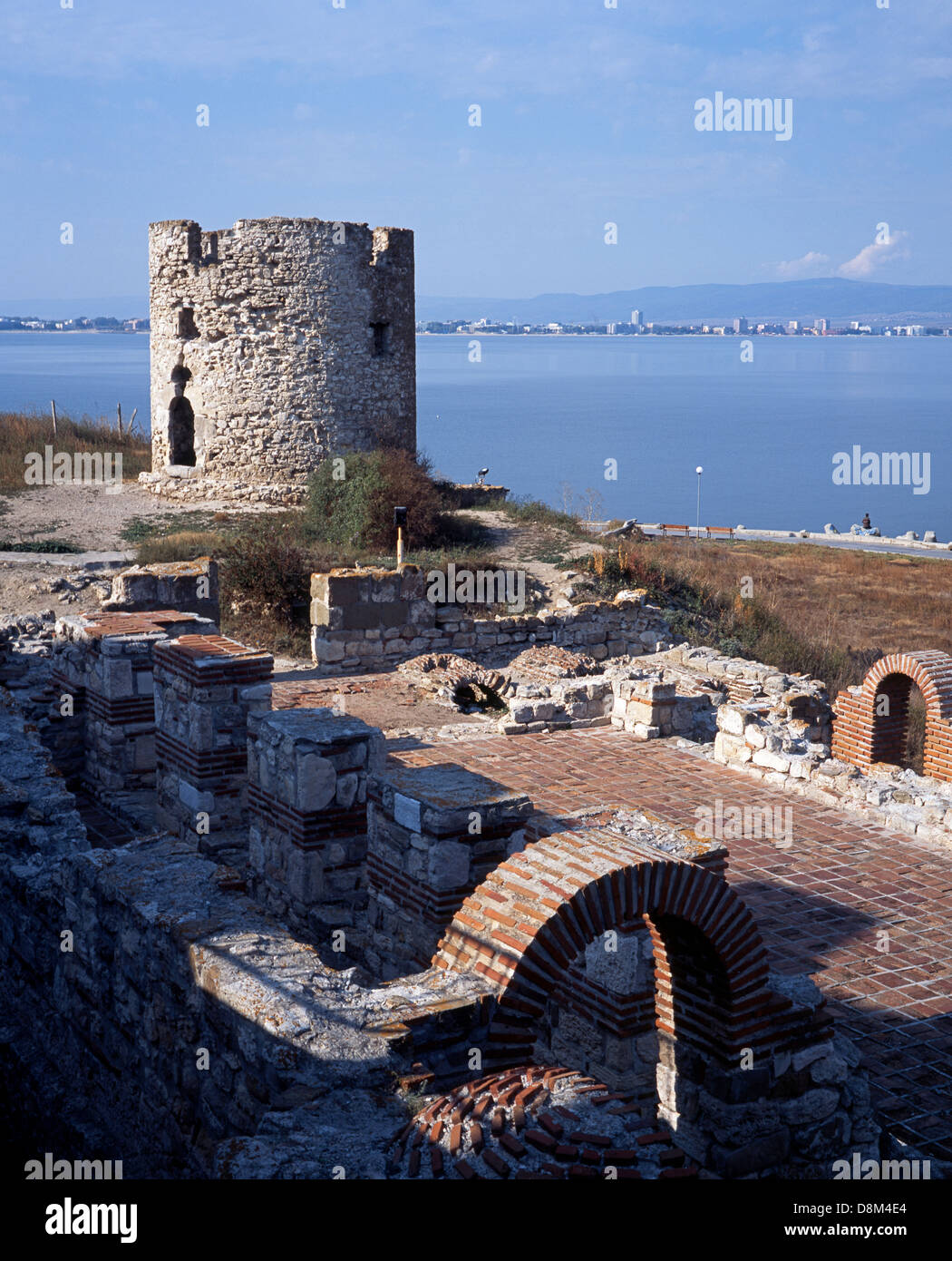 Torretta del castello e mura lungo il lungomare, Nessebar, Provincia di Burgas, Bulgaria. Foto Stock