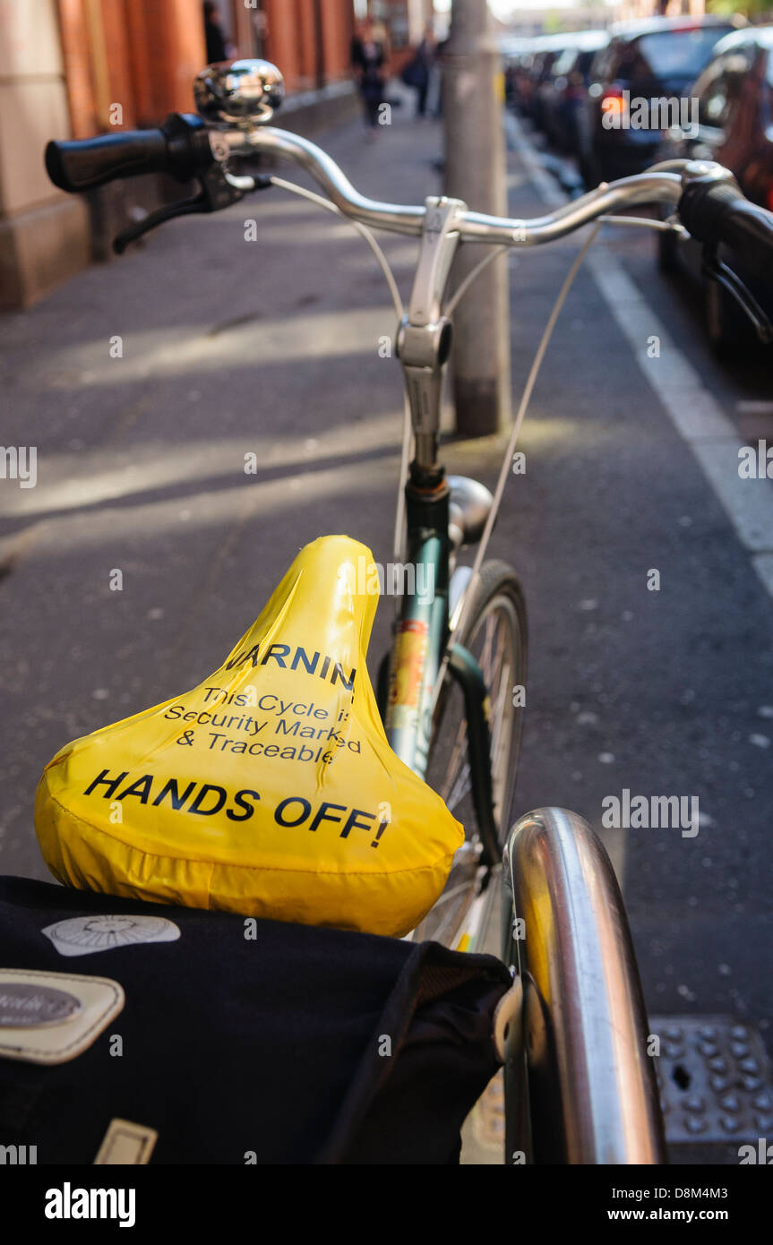 Bicicletta con un avviso sul rivestimento del sedile 'avvertimento. Questo ciclo è la protezione contrassegnata e tracciabile. Hands Off!' Foto Stock