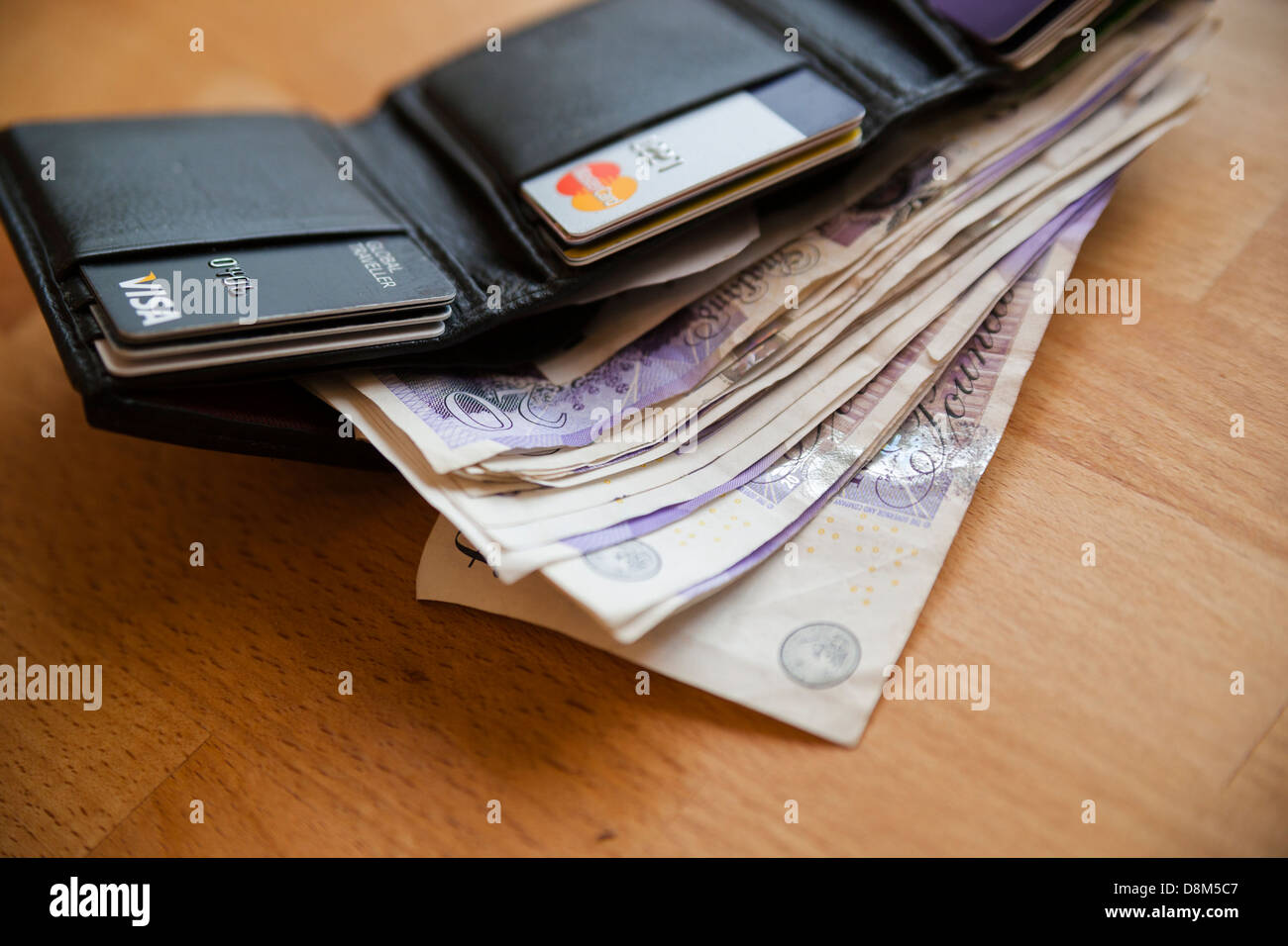 Il portafoglio è pieno di venti pound note Foto Stock