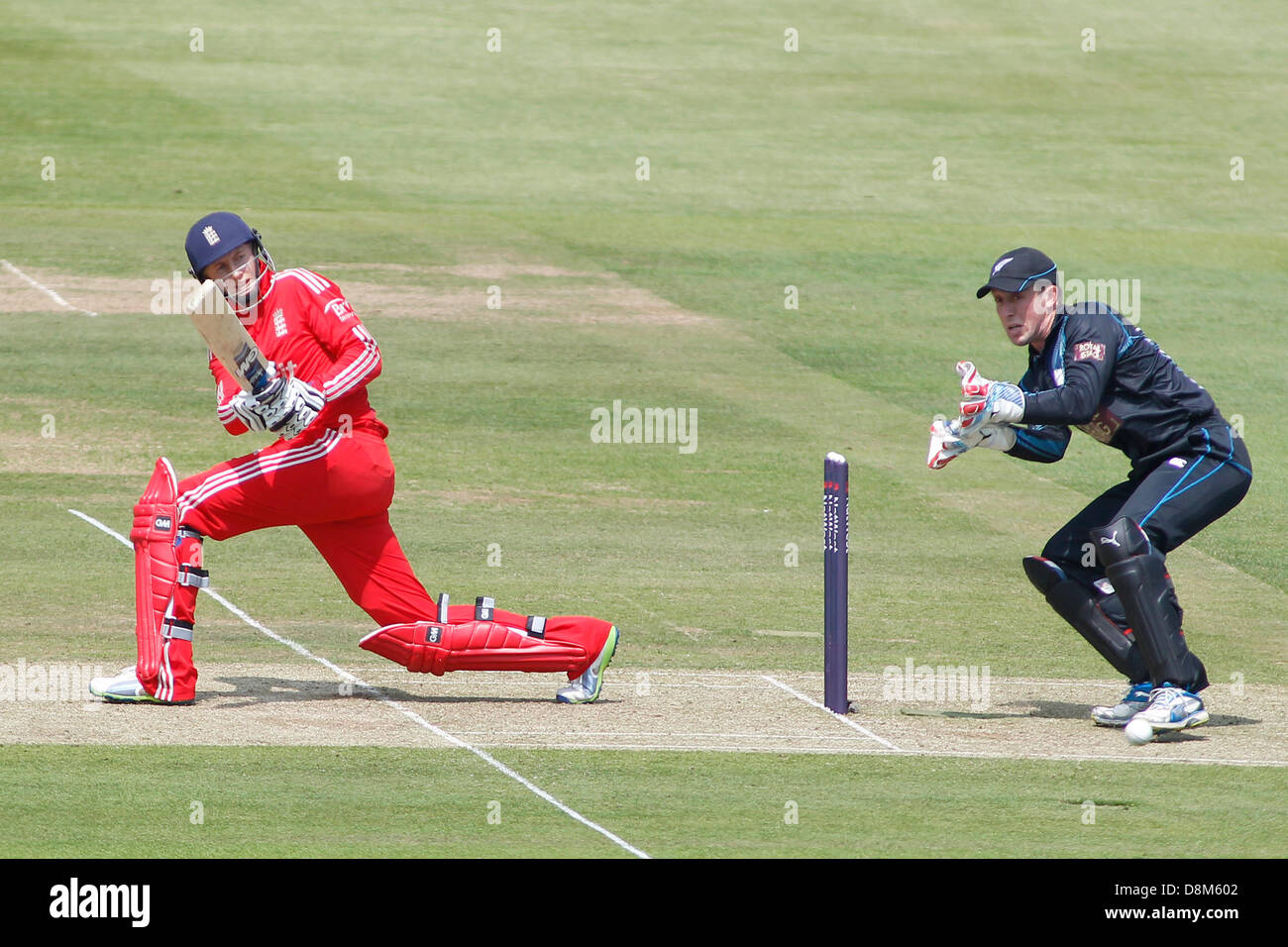 Londra, Regno Unito. Il 31 maggio 2013. Inghilterra è Joe Root e Nuova Zelanda Luca Ronchi durante il 1° Nat West una giornata internazionale della partita di cricket tra Inghilterra e Nuova Zelanda al Lords Cricket Ground il 31 maggio 2013 a Londra, Inghilterra, (foto di Mitchell Gunn/ESPA) Foto Stock