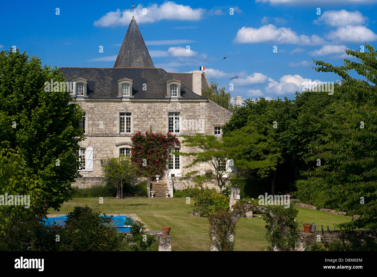 Uno dei molteplici estates costruito come un castello in Fontevraud in bicicletta a Saumur. Venti miglia di bicicletta da Fontevraud e siamo arrivati alle porte di Saumur, una piccola cittadina alle porte della Loira. In questa città sono al di sopra della qualità dei suoi vini, cavalli un Foto Stock