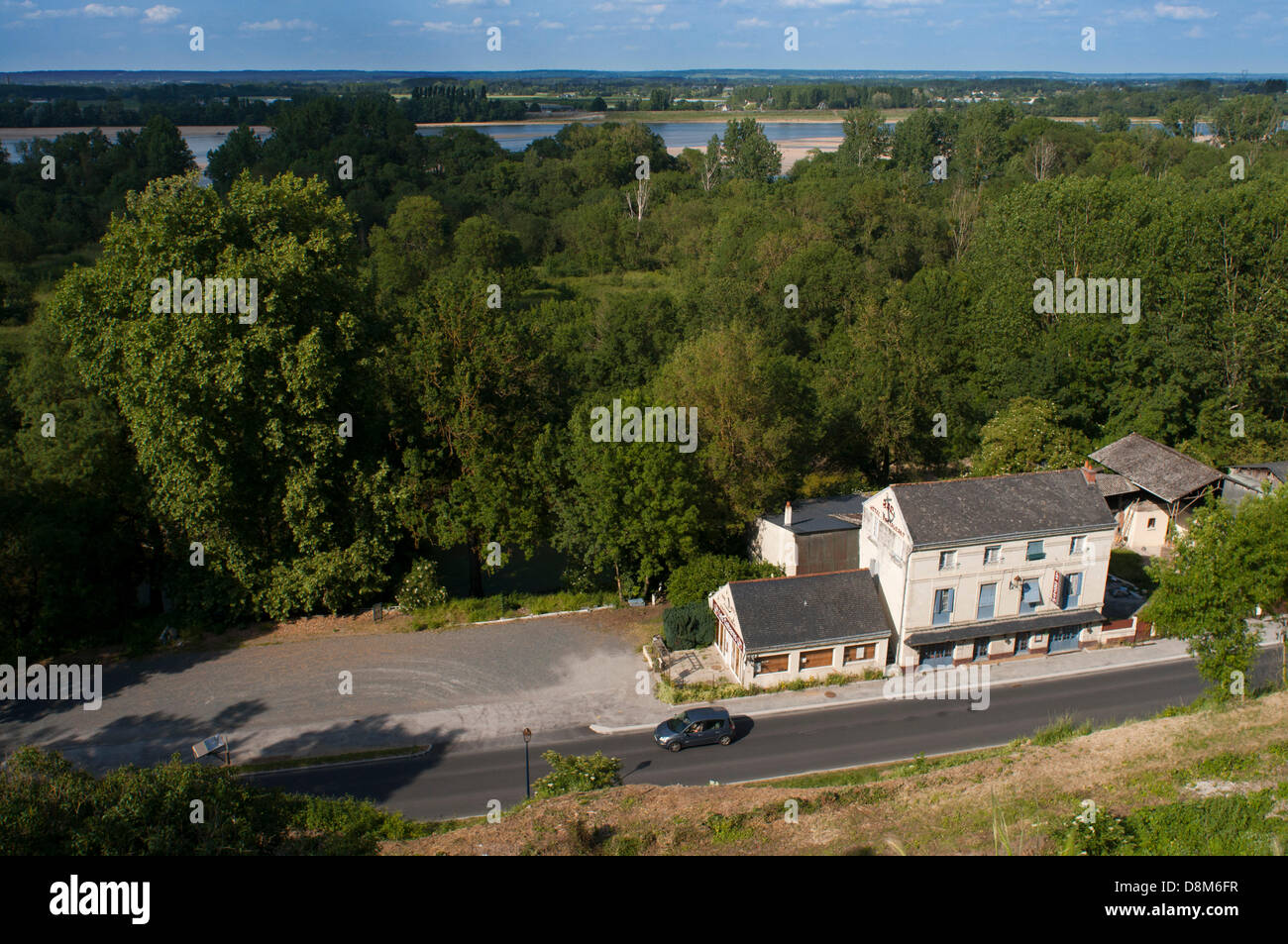 Una strada lungo la Loira in Fontevraud in bicicletta a Saumur. Venti miglia di bicicletta da Fontevraud e siamo arrivati alle porte di Saumur, una piccola cittadina alle porte della Loira. In questa città sono al di sopra della qualità dei suoi vini, cavalli e funghi, sebbene la m Foto Stock