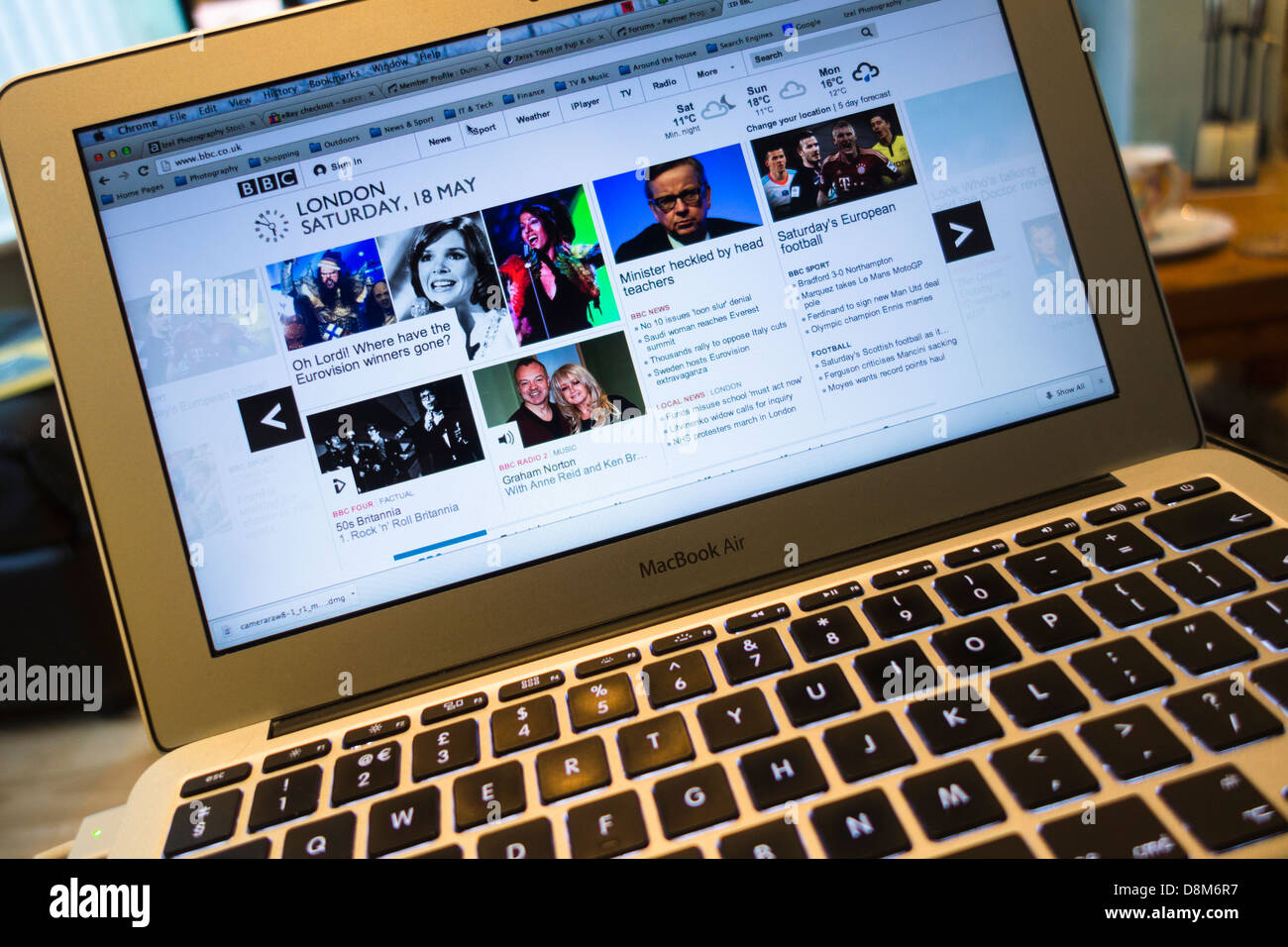 Una chiusura di un MacBook Air di Apple Computer portatile sulla BBC homepage Foto Stock
