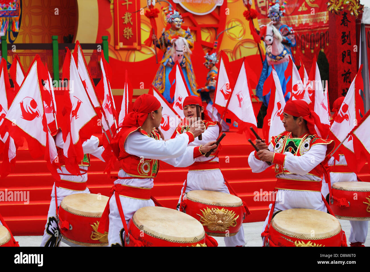 Rosso e oro, tamburi e un sacco di bandiere rosse Foto Stock
