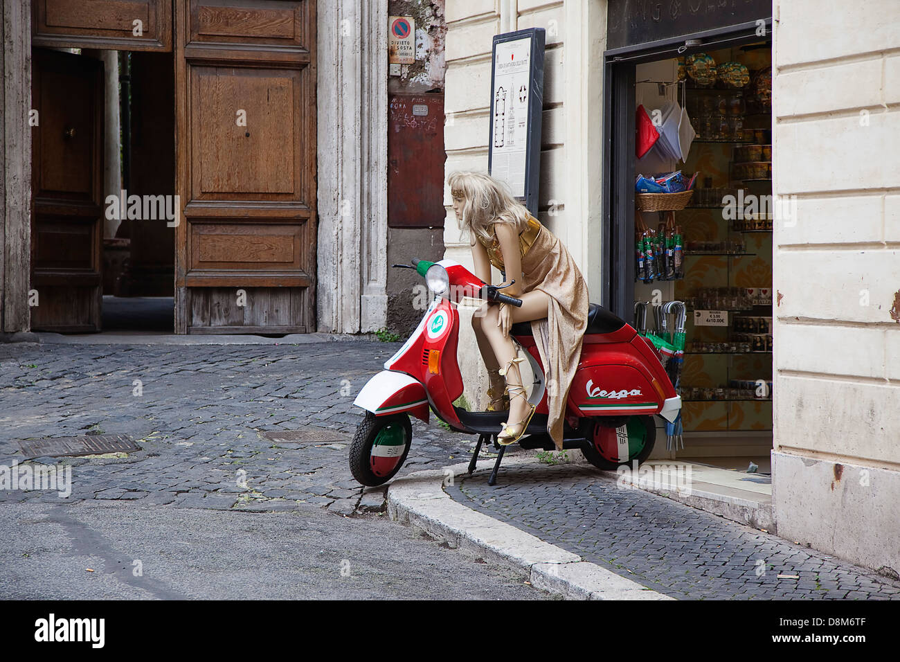 Italia Lazio Roma, Manichino seduto sulla Vespa al di fuori del negozio di souvenir. Foto Stock