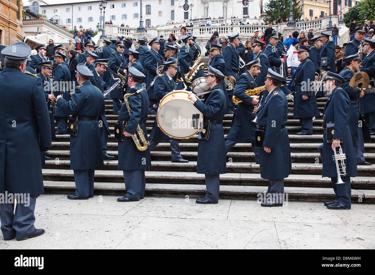 Italia Lazio Roma, militare brass band giocando sulla Scalinata di piazza di Spagna durante la domenica. Foto Stock