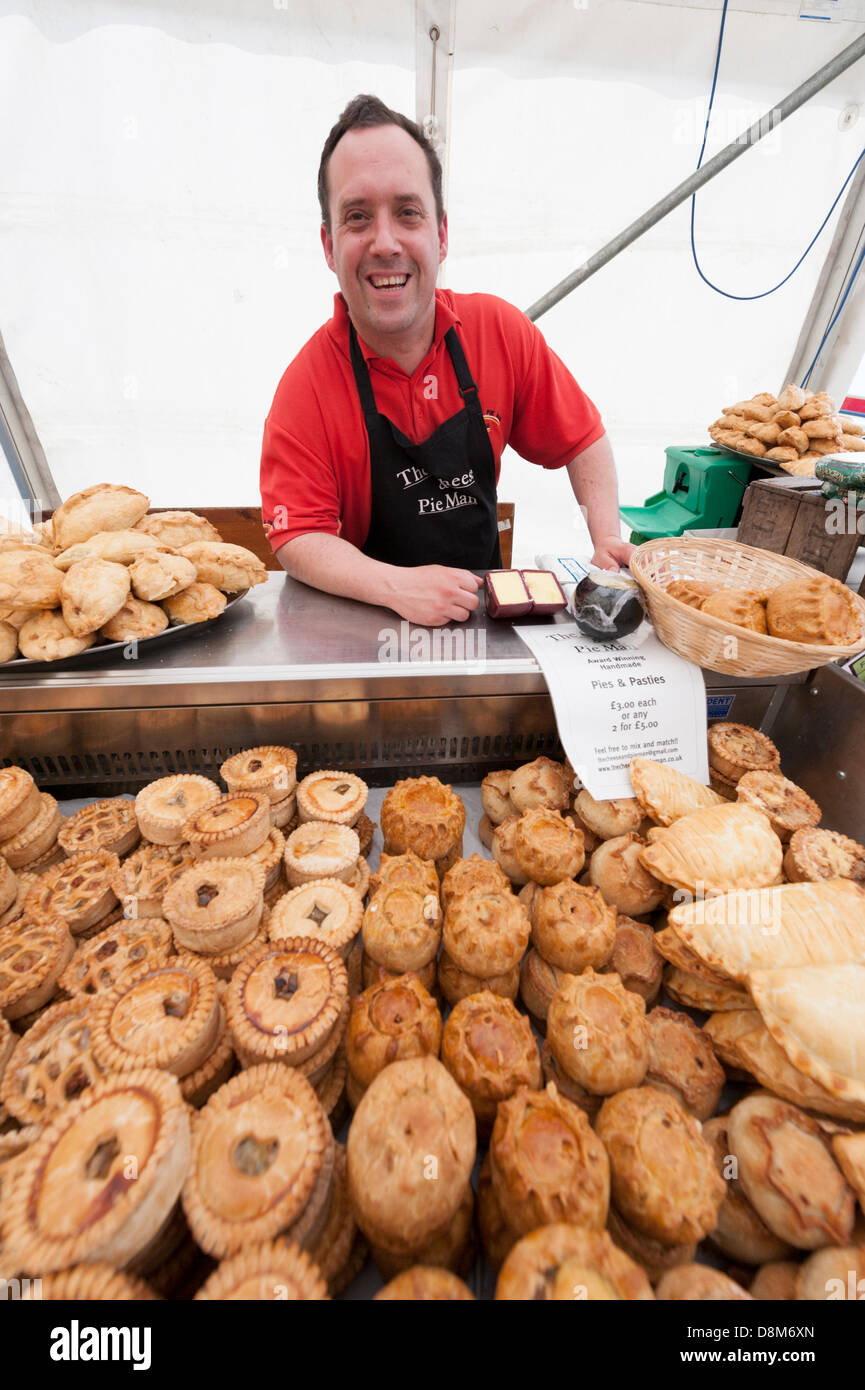 Legno verde, Cambridgeshire, Regno Unito. Il 31 maggio 2013. Daniel Noakes sul formaggio e torta di stallo uomo in Cambridgeshire Garden Show, legno verde, Cambridgeshire Regno Unito il 31 maggio 2013. Folle accorse al caso in cui la vendita di stallo di piante, fiori, accessori per il giardinaggio e il cibo. Finalmente è uscito il sole dopo una fredda ed umida incantesimo. Lo show prosegue per tutto il weekend. Julian Eales/Alamy Live News Foto Stock Legno verde, Cambridgeshire, Regno Unito. Il 31 maggio 2013. Daniel Noakes sul formaggio e torta di stallo uomo in Cambridgeshire Garden Show, legno verde, Cambridgeshire Regno Unito il 31 maggio 2013. Folle accorse al caso in cui la vendita di stallo di piante, fiori, accessori per il giardinaggio e il cibo. Finalmente è uscito il sole dopo una fredda ed umida incantesimo. Lo show prosegue per tutto il weekend. Julian Eales/Alamy Live News Foto Stock