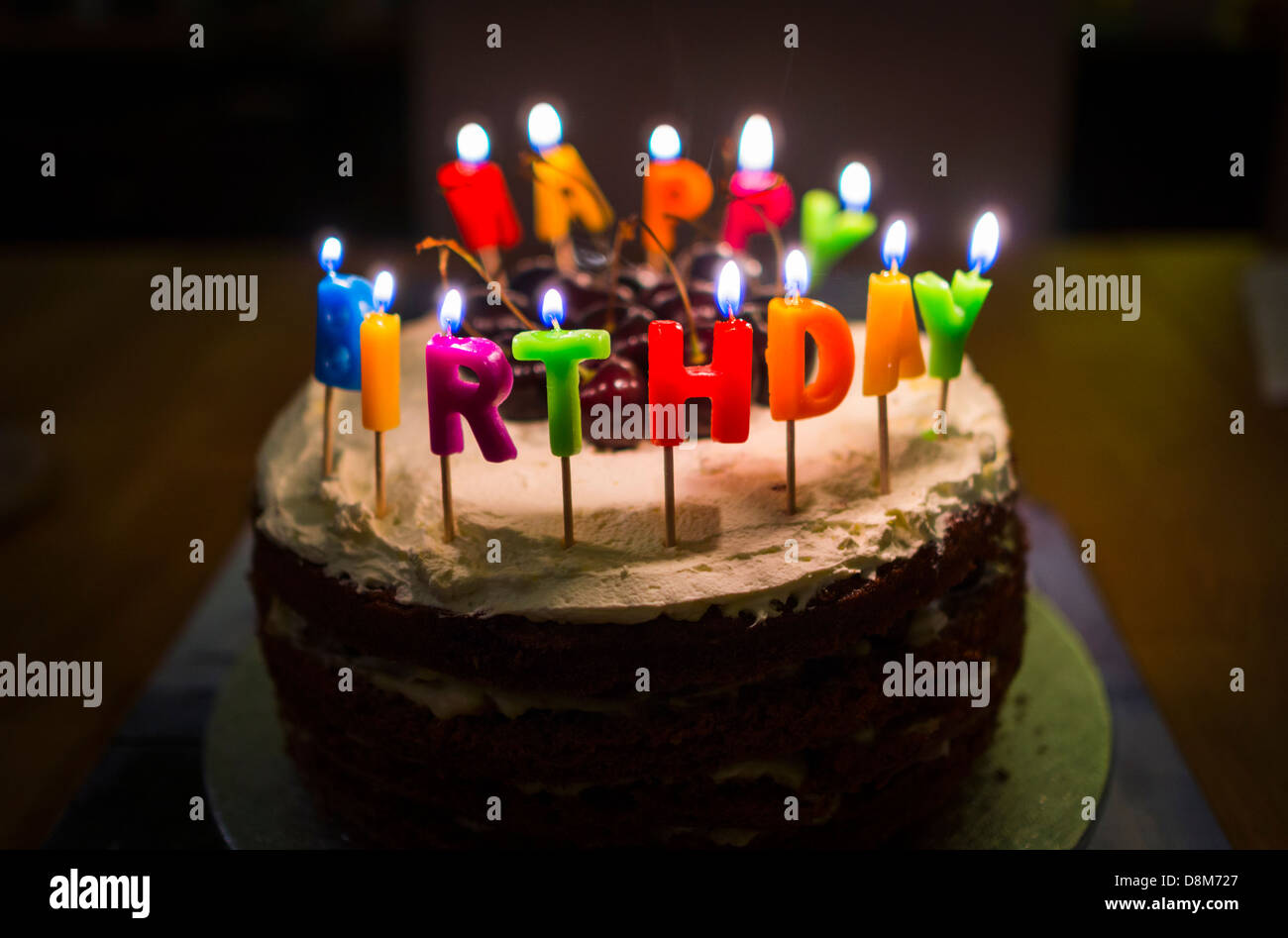 Torta di compleanno con buon compleanno candele Foto Stock