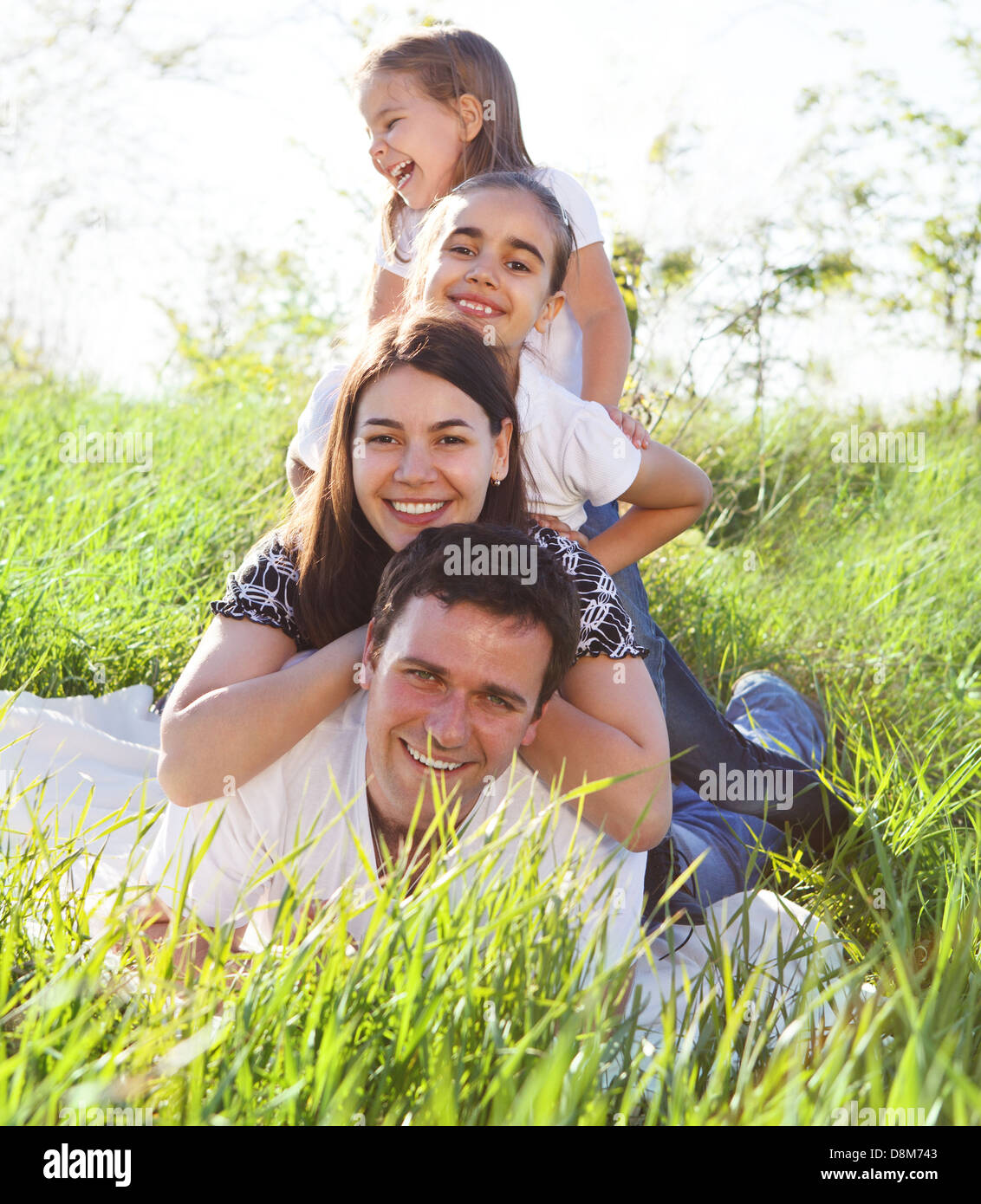 Felice giovane famiglia con due bambini Foto Stock