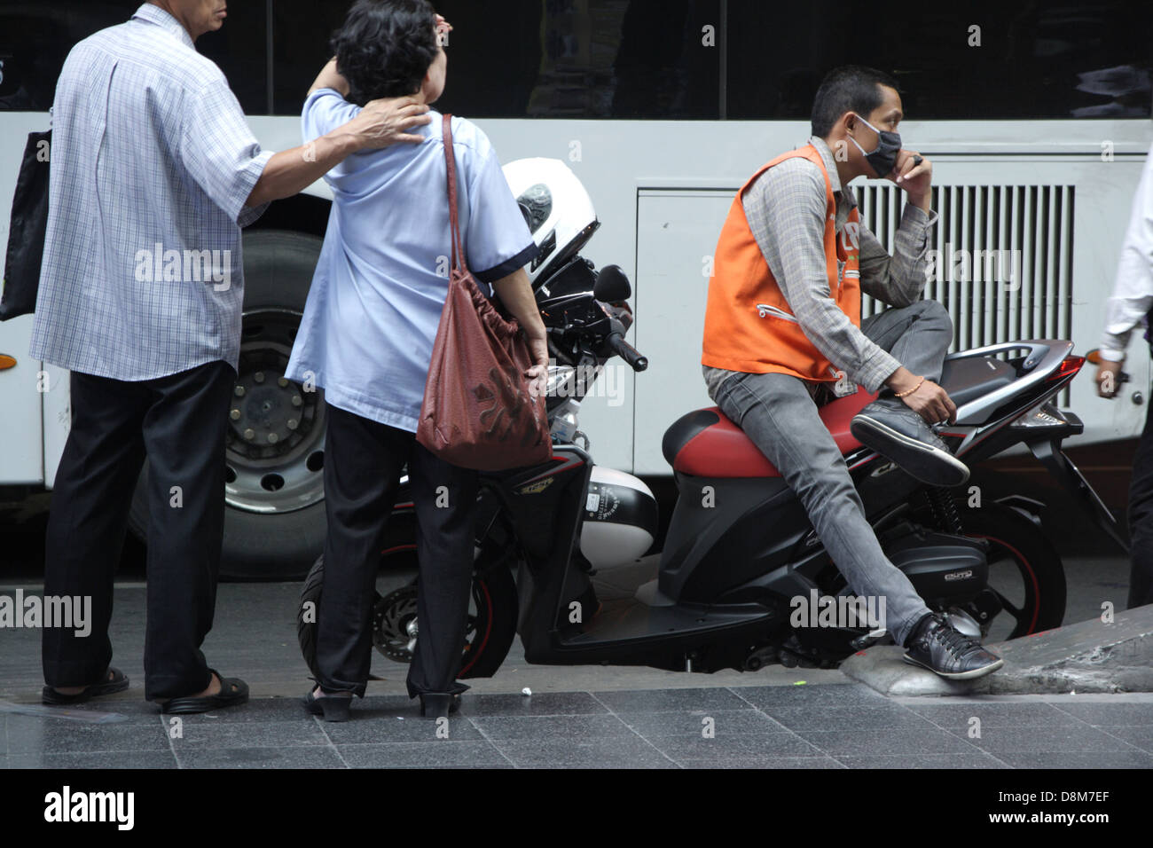 Thai motociclo taxi in attesa che il cliente sulla strada di Bangkok , Thailandia Foto Stock