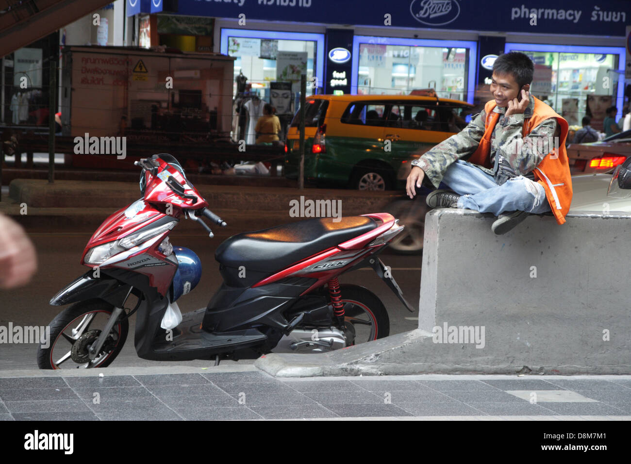 Motociclo taxi sulla strada di Bangkok , Thailandia Foto Stock