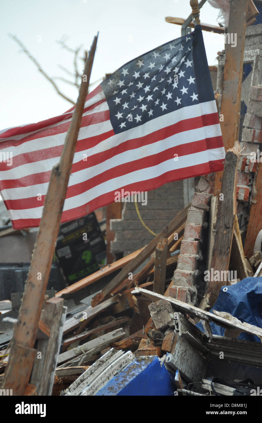 A seguito del devastante tornado di Moore, Oklahoma, sono stati lanciati sforzi di soccorso per sostenere le comunità colpite. La U.S. Air Force e altre organizzazioni fornirono assistenza essenziale nella ricostruzione e nel recupero. Foto Stock