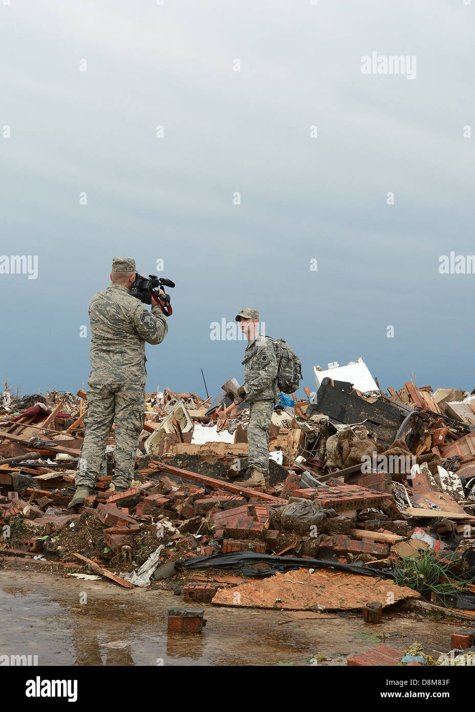 Il 137th Air Refueling Wing ha svolto un ruolo chiave negli sforzi di soccorso in tornado dell'Oklahoma, fornendo servizi essenziali di rifornimento aereo. L'unità, con sede presso la Will Rogers Air National Guard base, supportò i soccorritori a Moore, Oklahoma, durante le operazioni di disaster recovery. Foto Stock