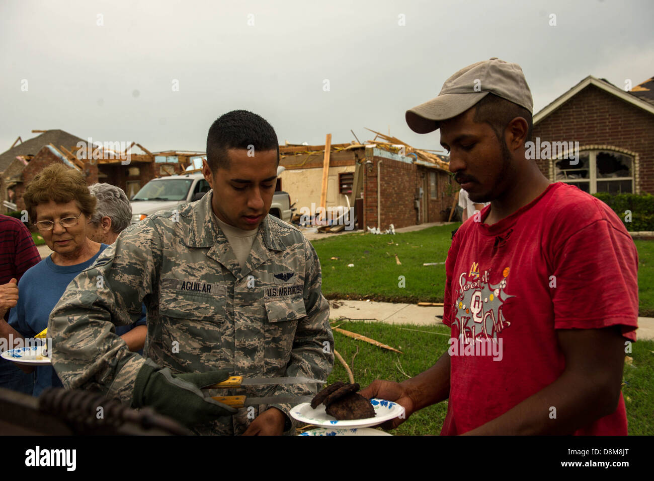 Gli aviatori della Oklahoma Air National Guard (ang) svolsero un ruolo fondamentale nel fornire soccorso dopo il devastante tornado di Moore, Oklahoma. I loro sforzi includevano operazioni di salvataggio, soccorso in caso di calamità e supporto della comunità per aiutare l'area a riprendersi dai gravi danni causati dalla tempesta. Foto Stock