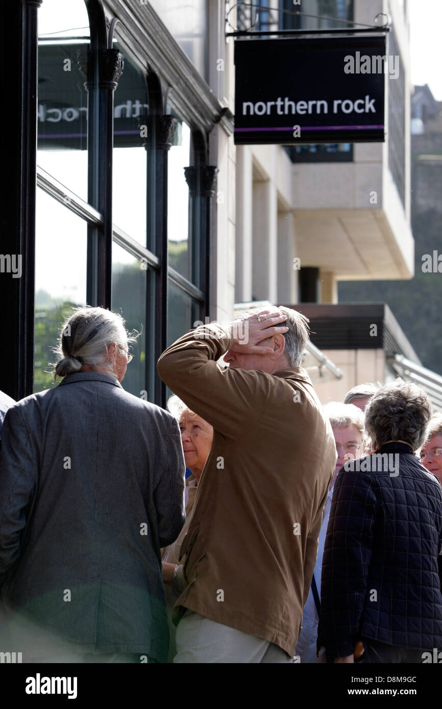 I clienti coda presso la Northern Rock branch HQ in Edinburgh, in seguito alle relazioni del suo potenziale crollo Foto Stock