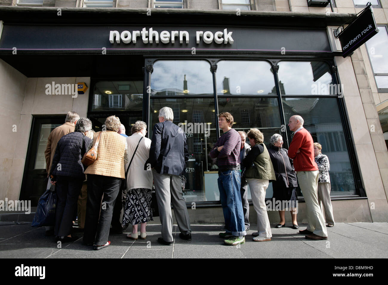 I clienti coda presso la Northern Rock branch HQ in Edinburgh, in seguito alle relazioni del suo potenziale crollo Foto Stock