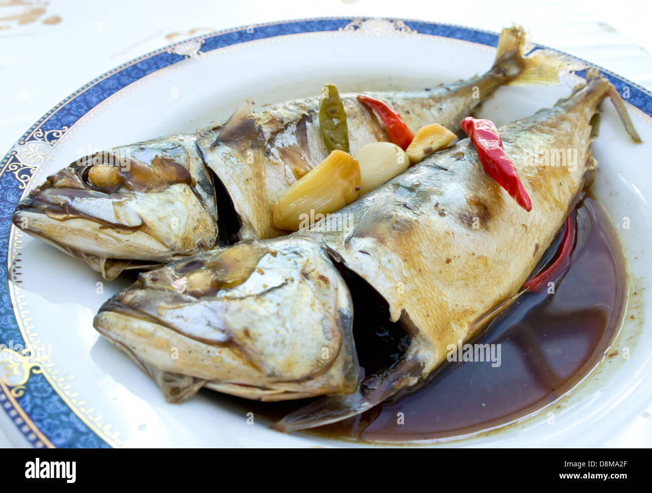 Un piatto di pesce di sgombro in dolce salsa marrone Foto Stock