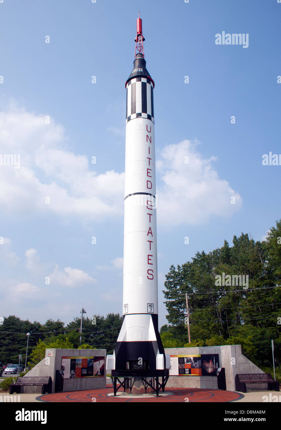 Una replica del Mercury Redstone Rocket alta 92 metri si erge orgogliosamente a Concord, New Hampshire, per celebrare la prima storia dell'esplorazione spaziale americana. Foto Stock