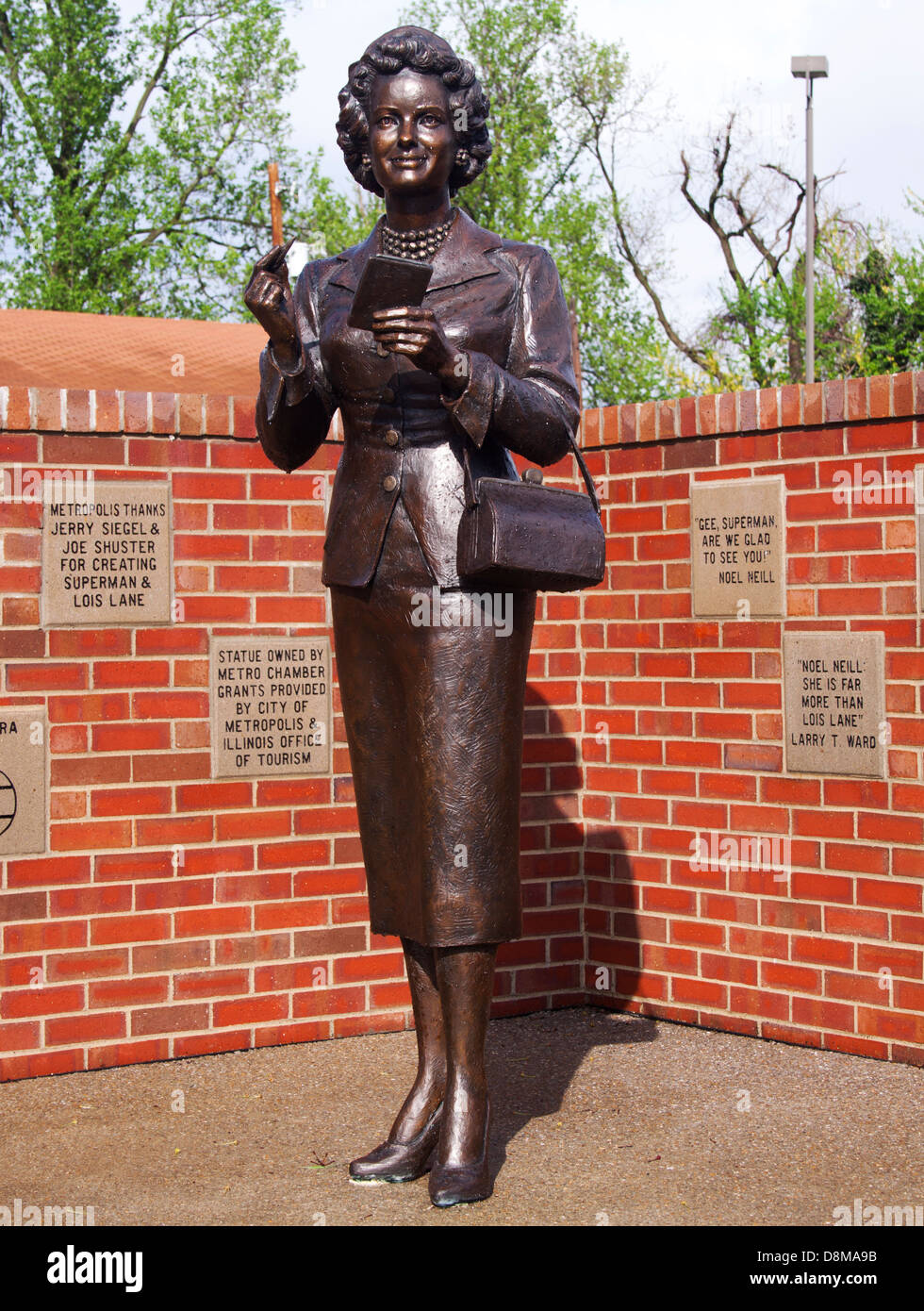 Statua di Lois Lane a Metropolis, Illinois, in onore dell'iconico partner di Superman e intrepido reporter nella storia dei fumetti. Foto Stock