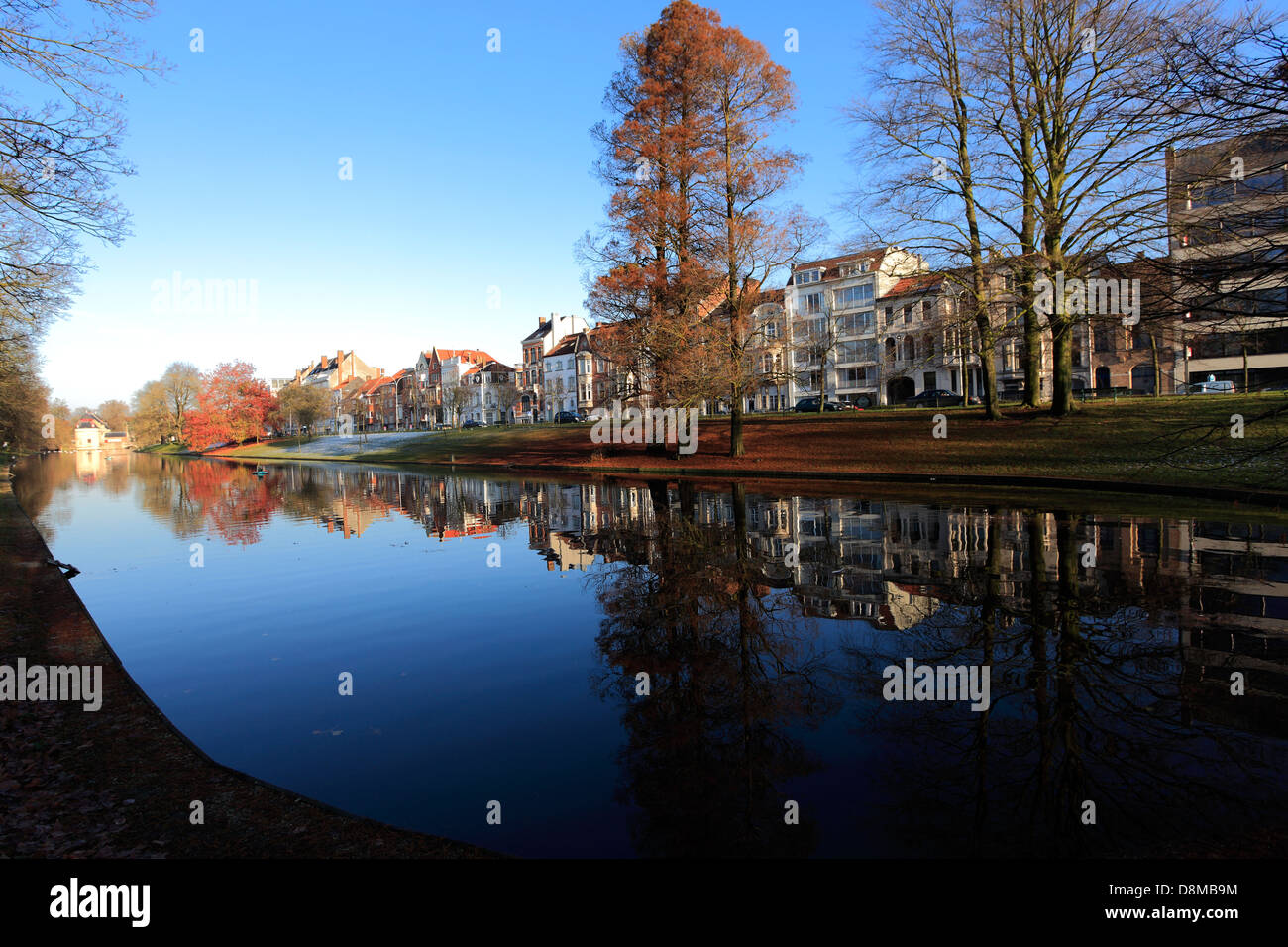 Case residenziali dal canale, città di Bruges, Fiandre Occidentali, Regione fiamminga del Belgio. Foto Stock