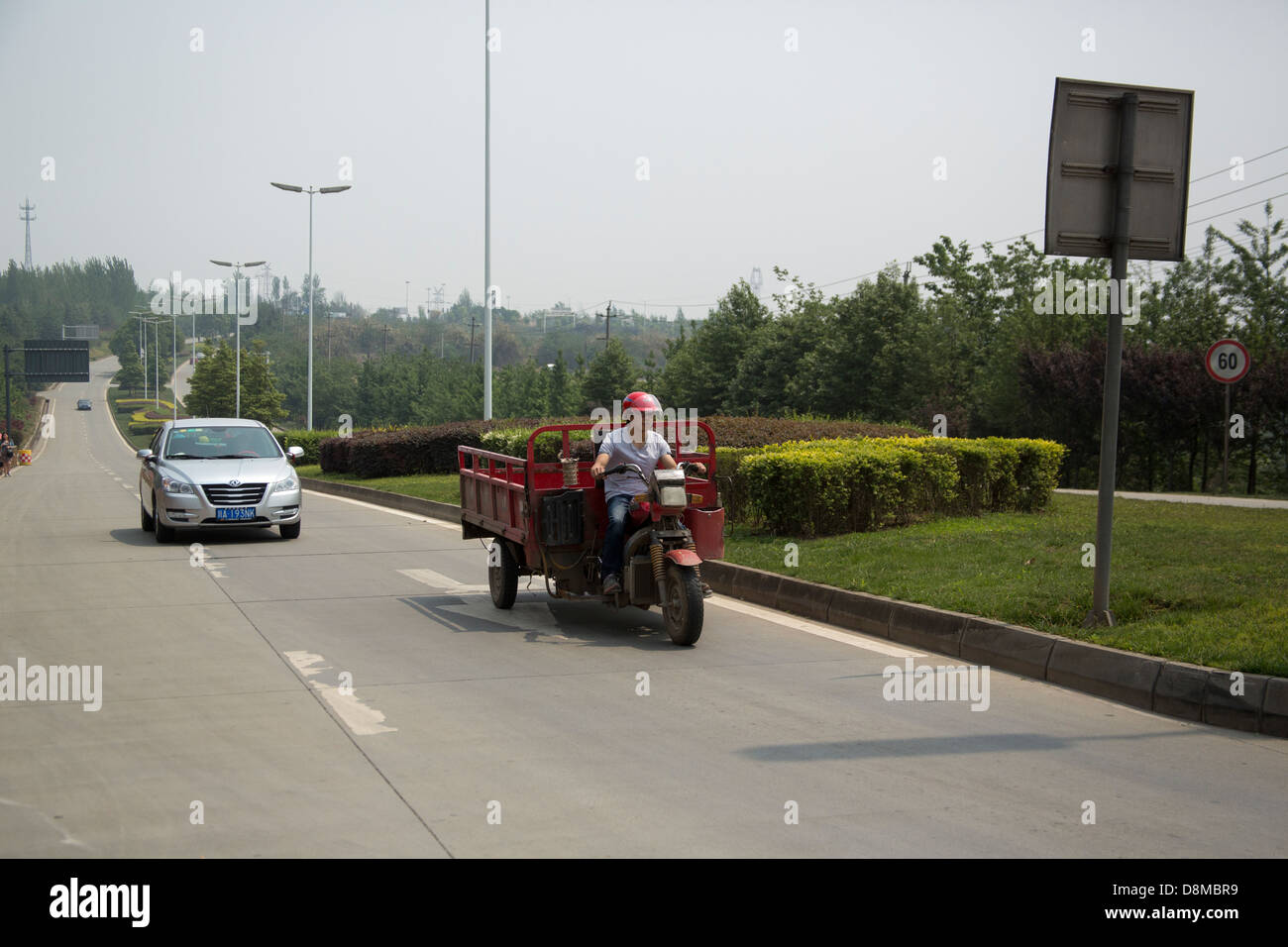 Motore ciclo di camion e automobili su autostrada Cina Foto Stock