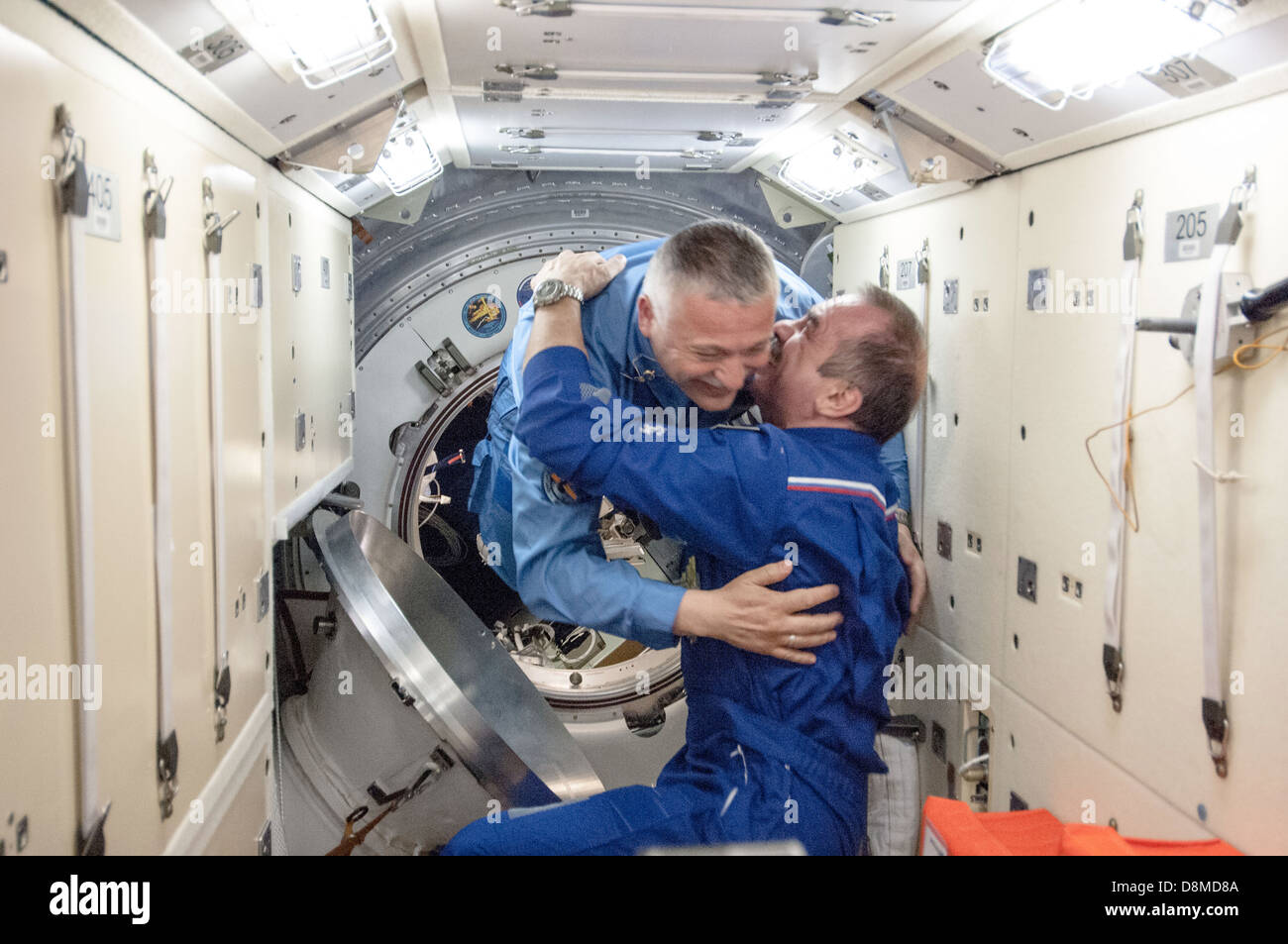 ISS Expedition 37 membri dell equipaggio Fyodor Yurchikhin è abbracciato dalla spedizione 36 comandante Pavel Vinogradov dopo essere arrivati presso la Stazione Spaziale Internazionale il 29 maggio 2013. Foto Stock