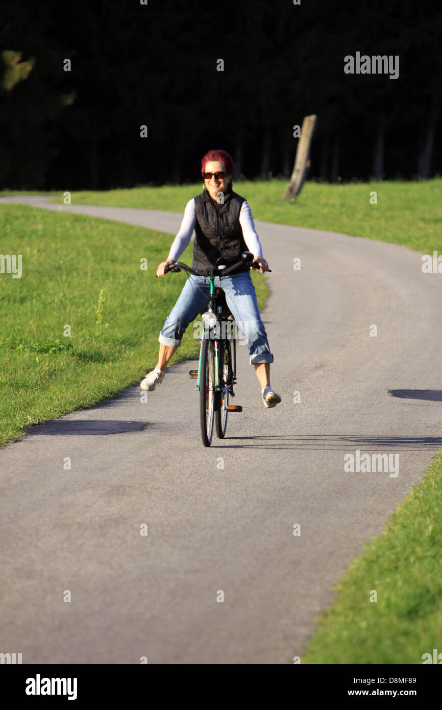 Donna sul tour in bicicletta Foto Stock