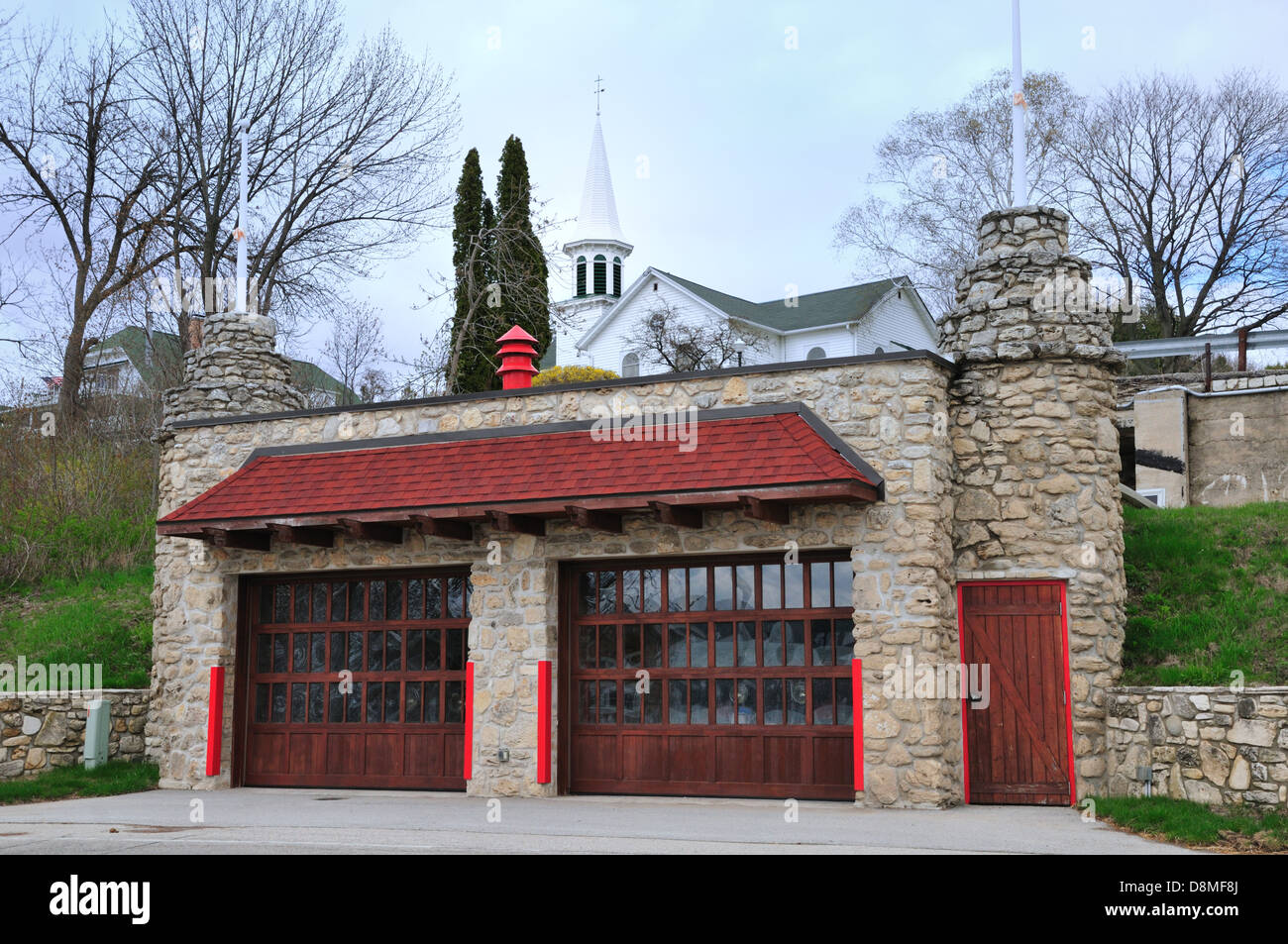Vecchio firehouse Efraim, Door County, Wisconsin, con la chiesa di Moravia in background. Foto Stock