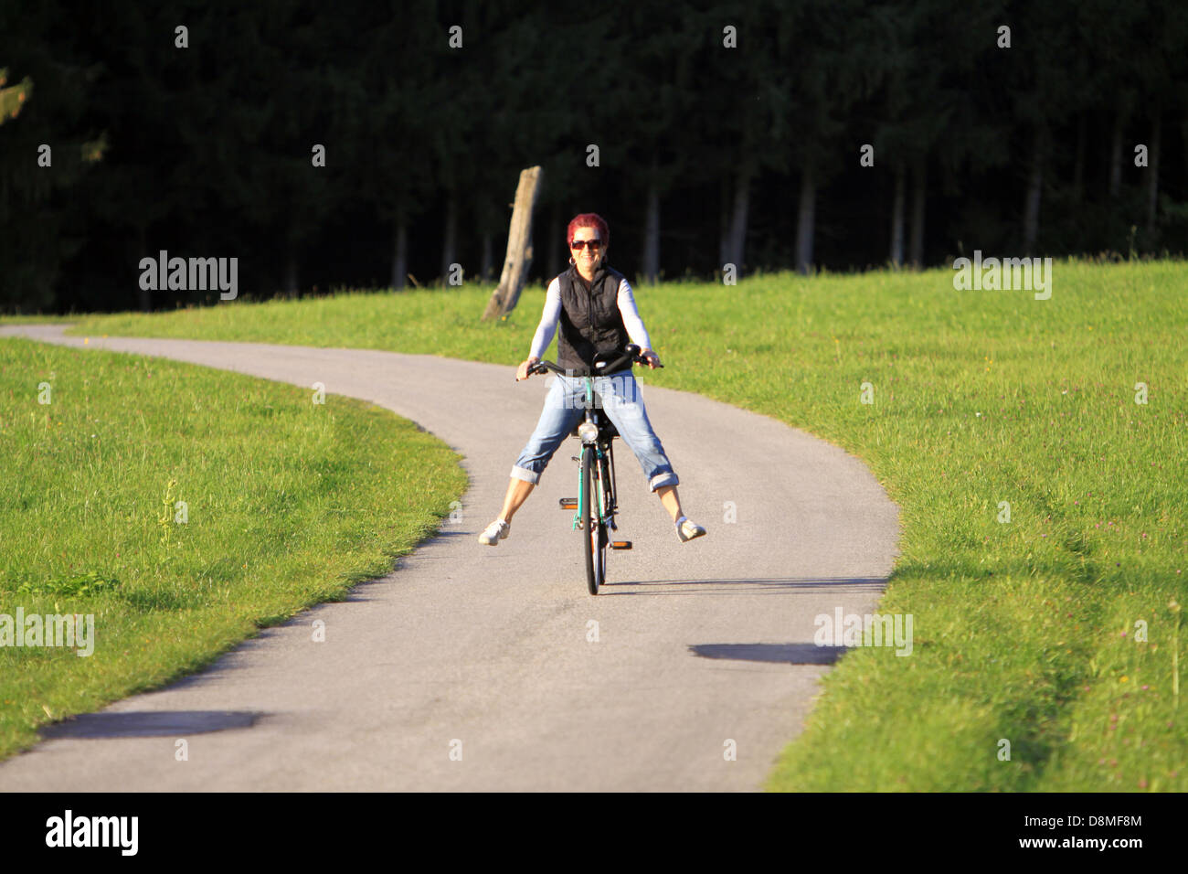 Donna sul tour in bicicletta Foto Stock