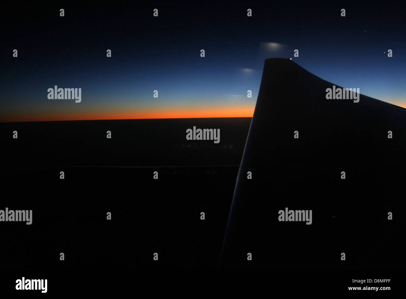 Vista di notte al di fuori di un finestrino per aerei, tramonto e piano punta ala Foto Stock