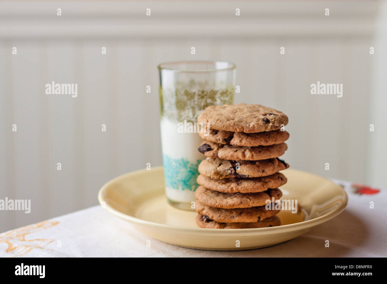 Latte freddo in vetro retrò con deliziosi biscotti al cioccolato, orizzontale Foto Stock