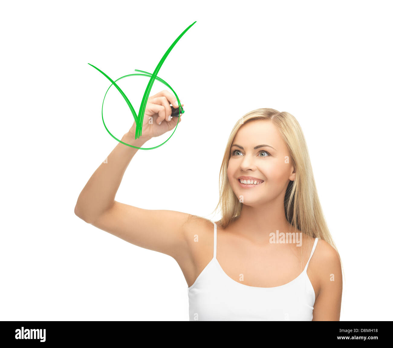 Donna in maglia bianca disegno accanto un segno di spunta verde Foto Stock